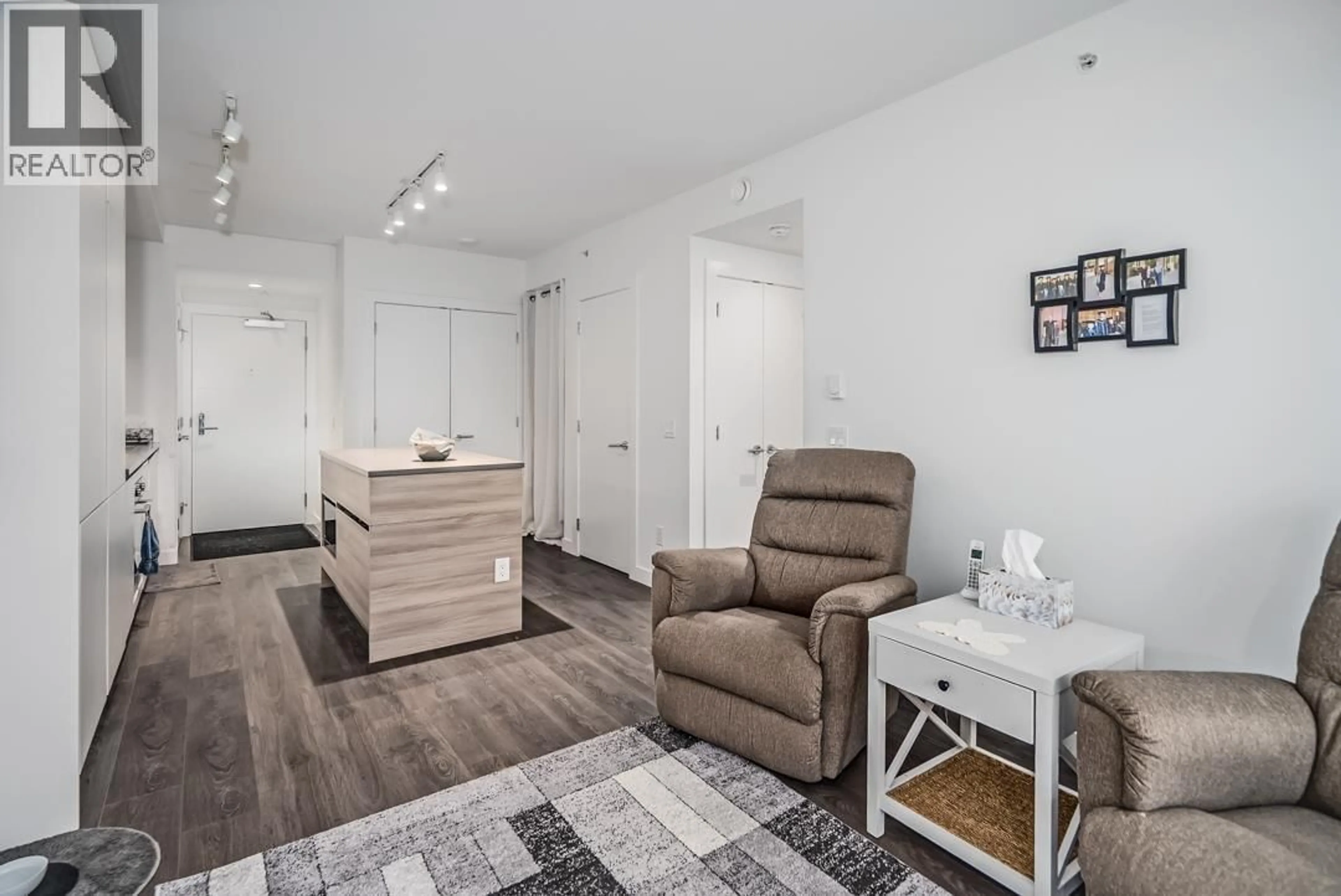 Living room with furniture, unknown for 1801 - 657 WHITING WAY, Coquitlam British Columbia V3J0J6