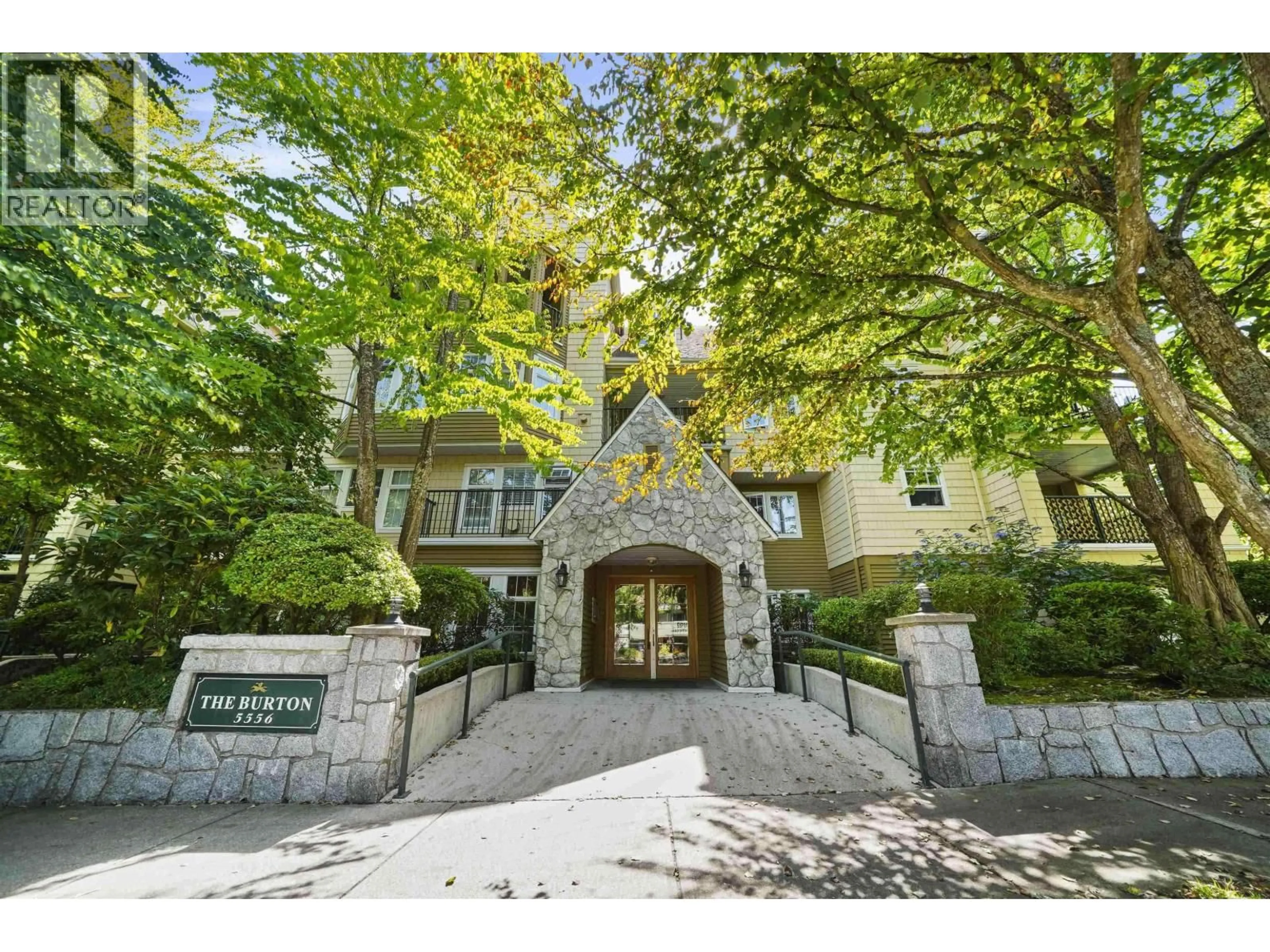 Indoor foyer for 206 - 5556 14 AVENUE, Delta British Columbia V4M4E7