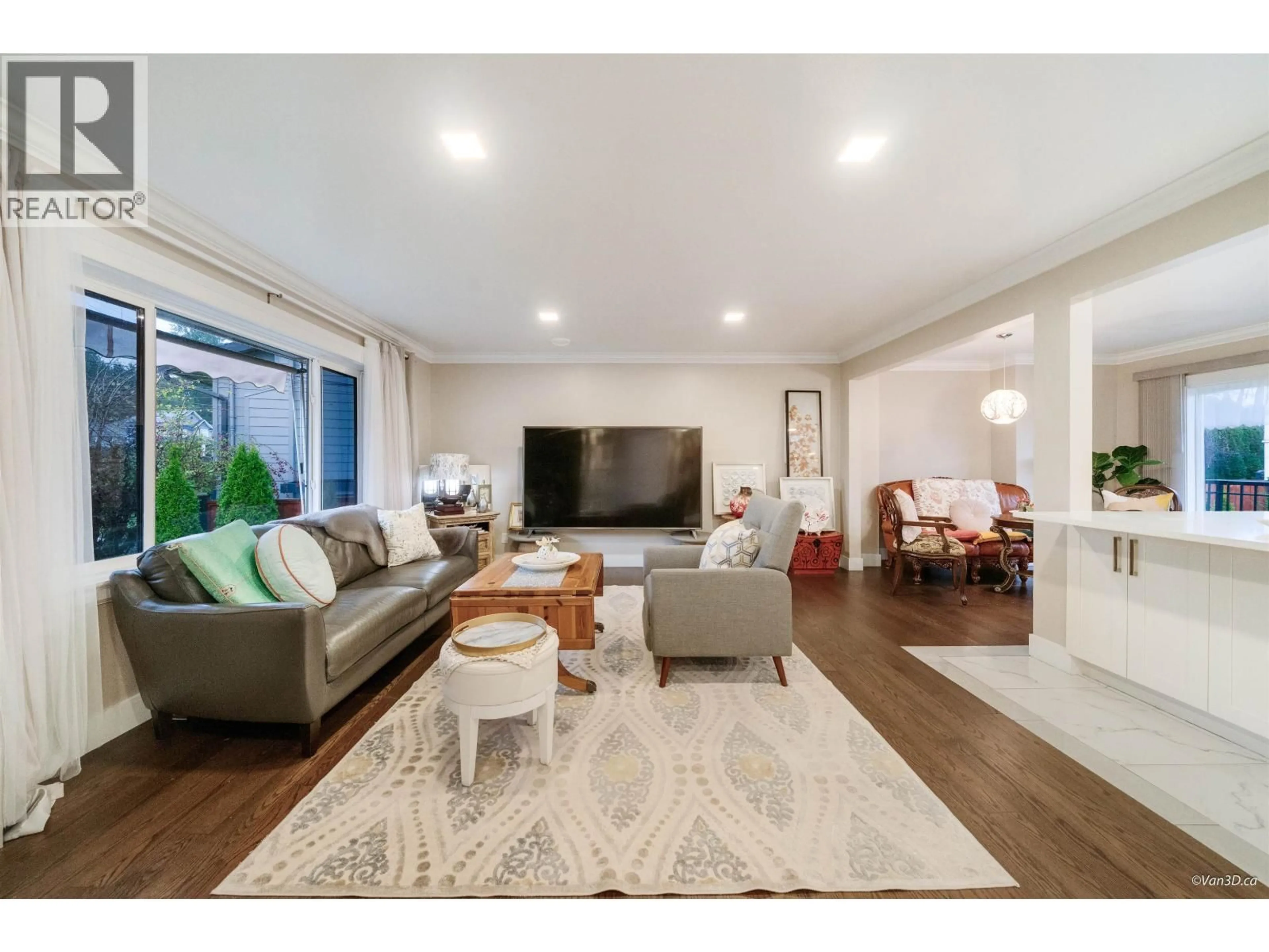 Living room with furniture, wood/laminate floor for 922 SEACREST COURT, Port Moody British Columbia V3H1K5