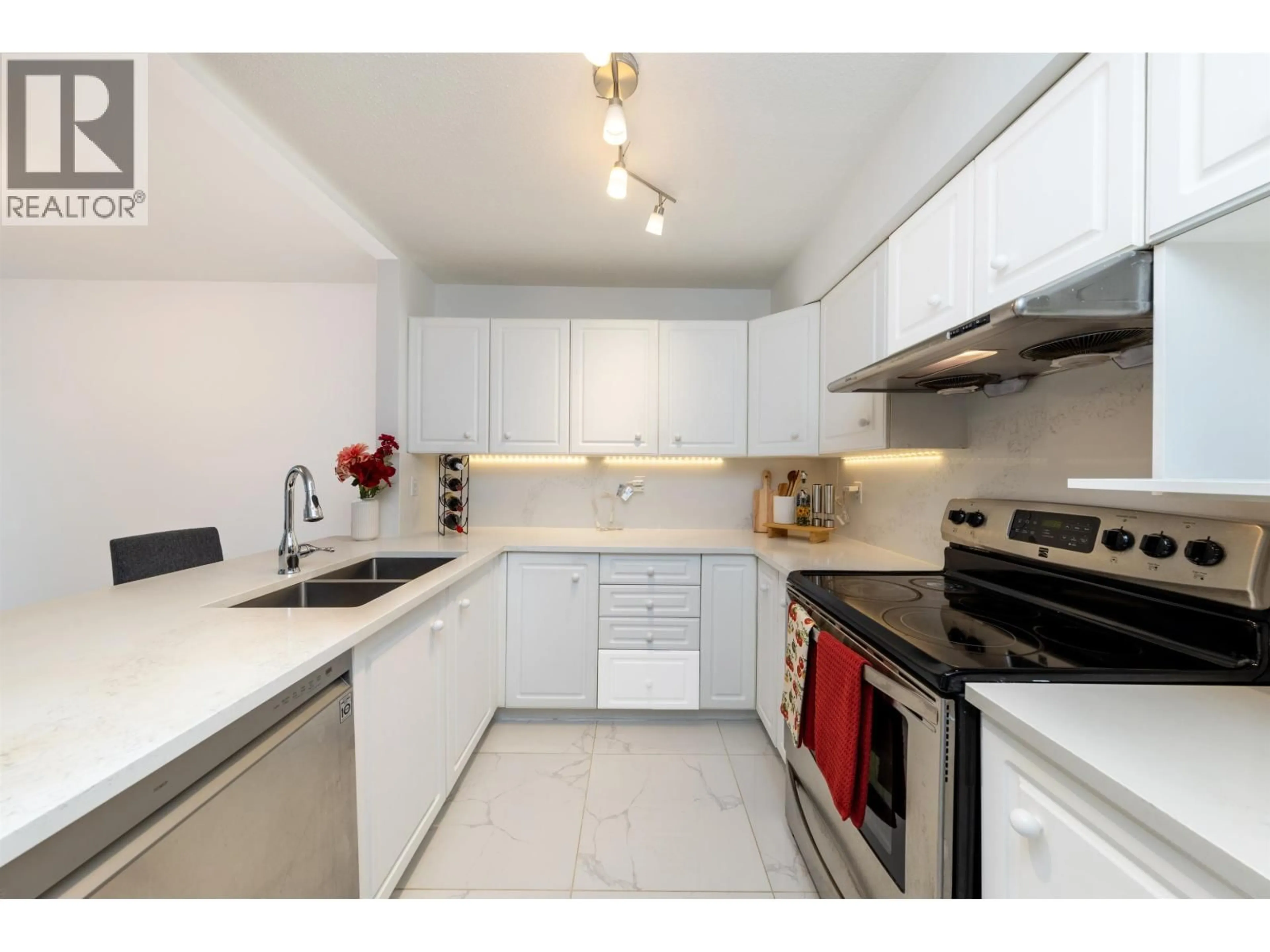 Standard kitchen, ceramic/tile floor for 40 - 7520 18TH STREET, Burnaby British Columbia V3N4X7