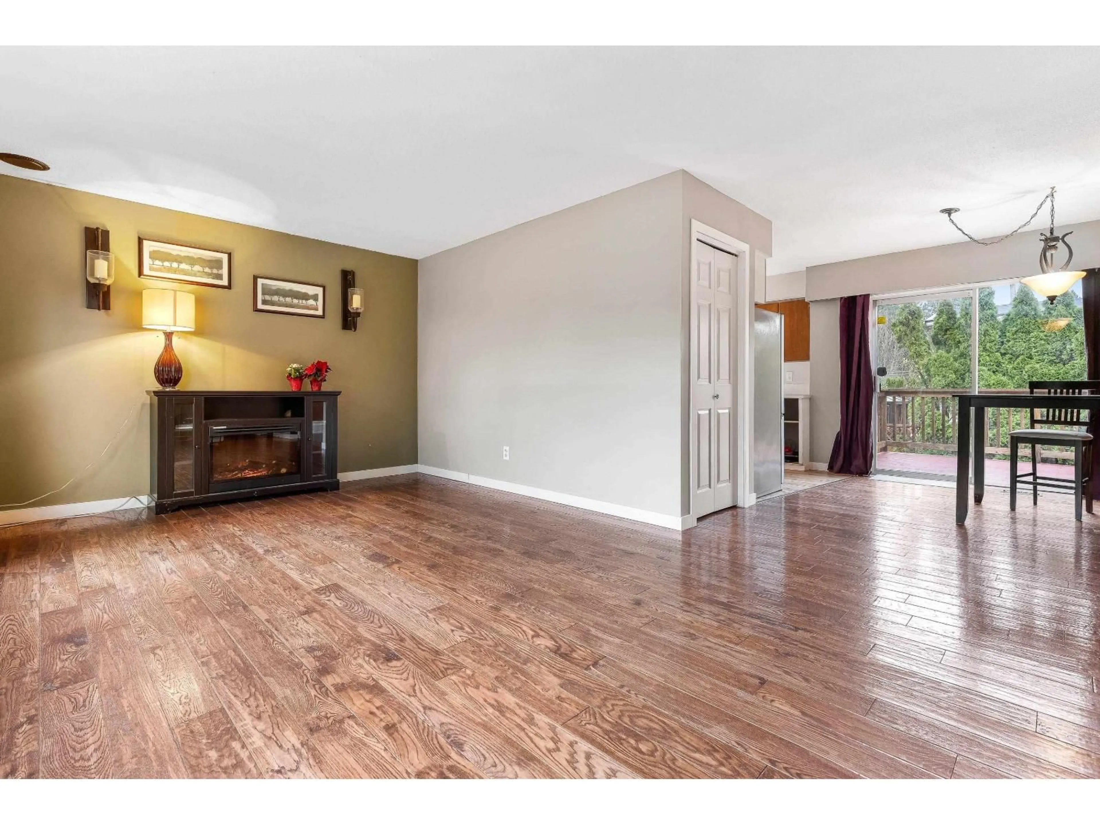 Indoor entryway for 31949 SILVERDALE AVENUE, Mission British Columbia V2V2L2