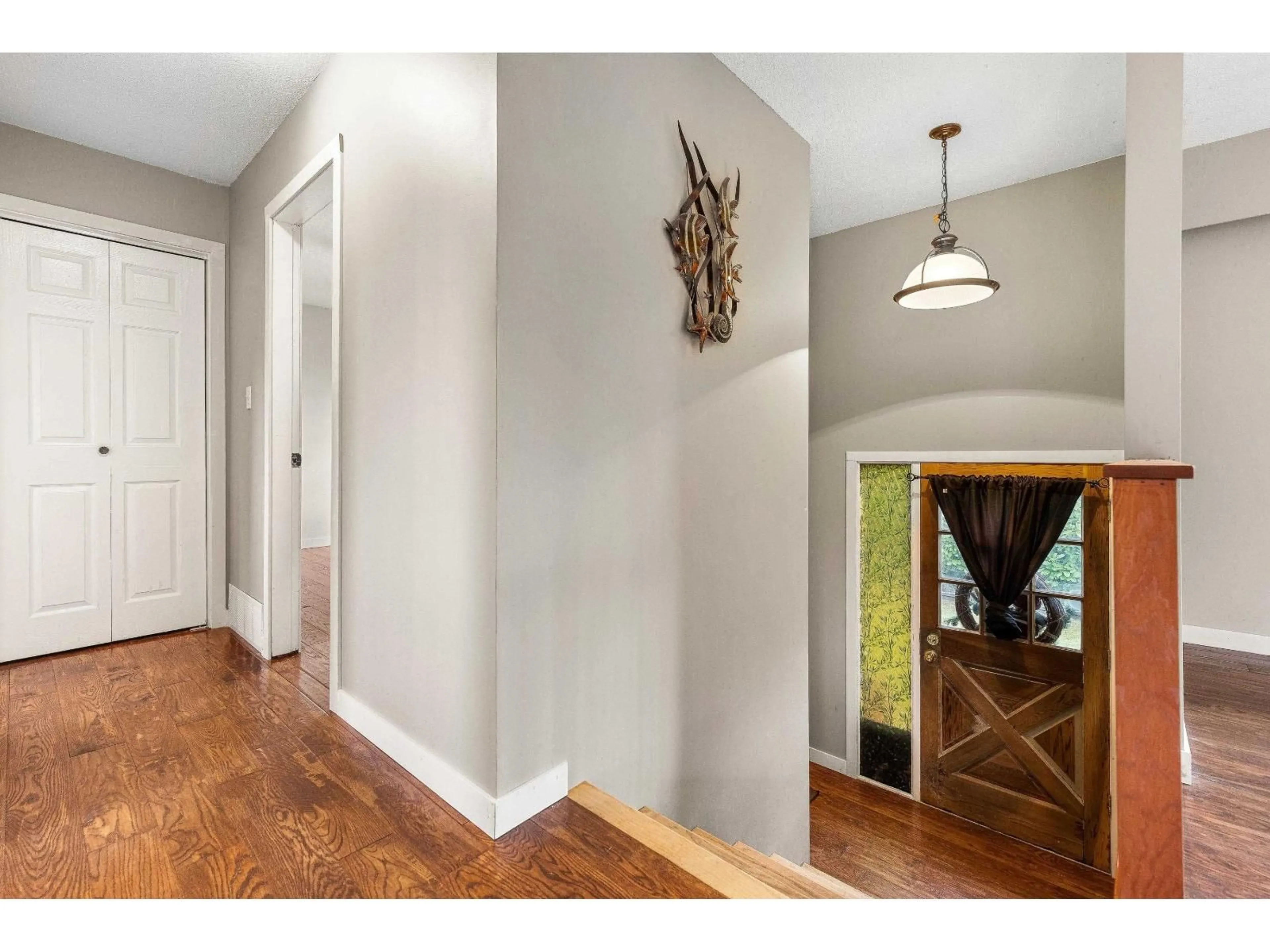 Indoor entryway for 31949 SILVERDALE AVENUE, Mission British Columbia V2V2L2