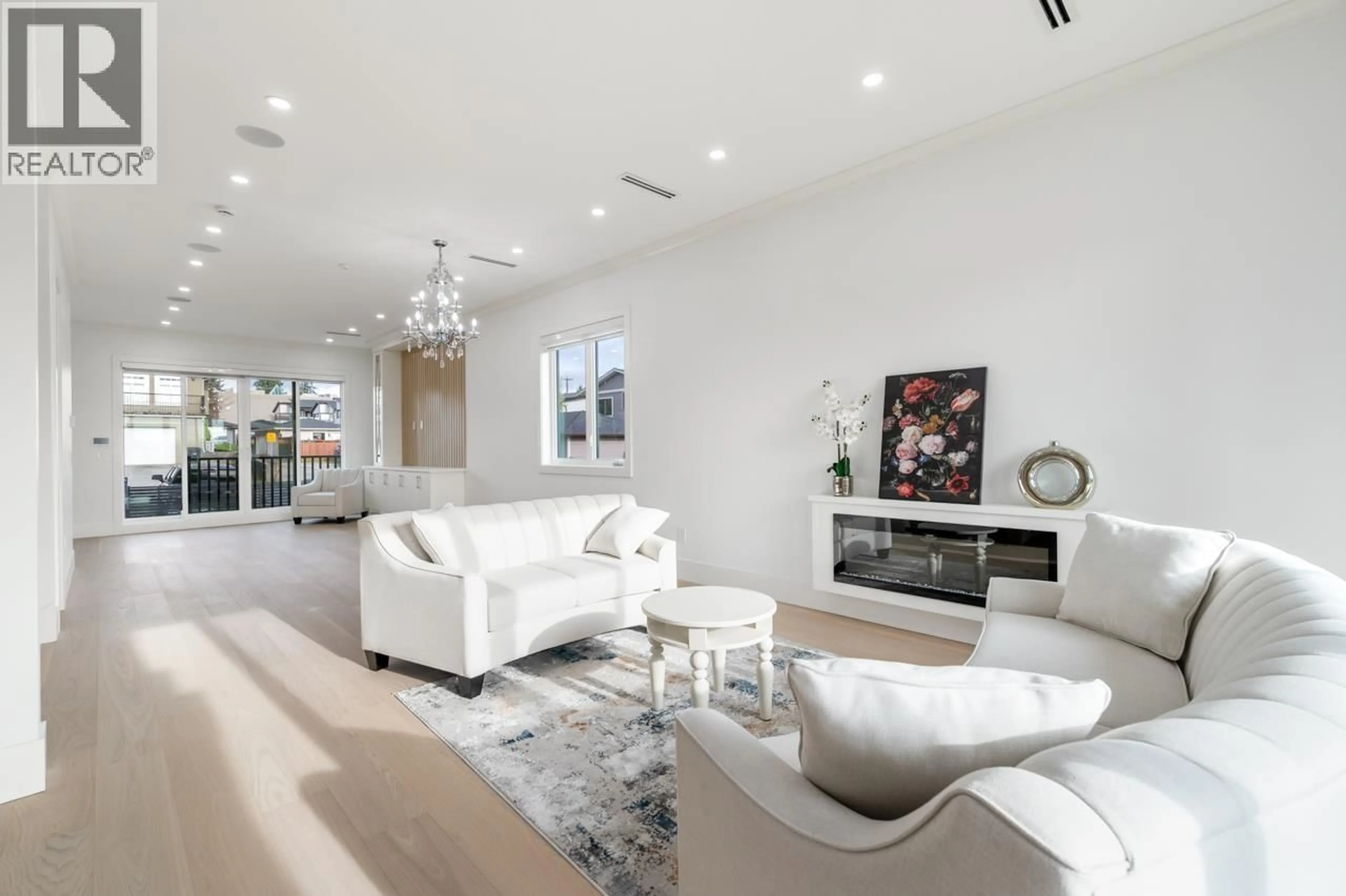 Living room with furniture, unknown for 2 - 6691 WINCH STREET, Burnaby British Columbia V5B2L5