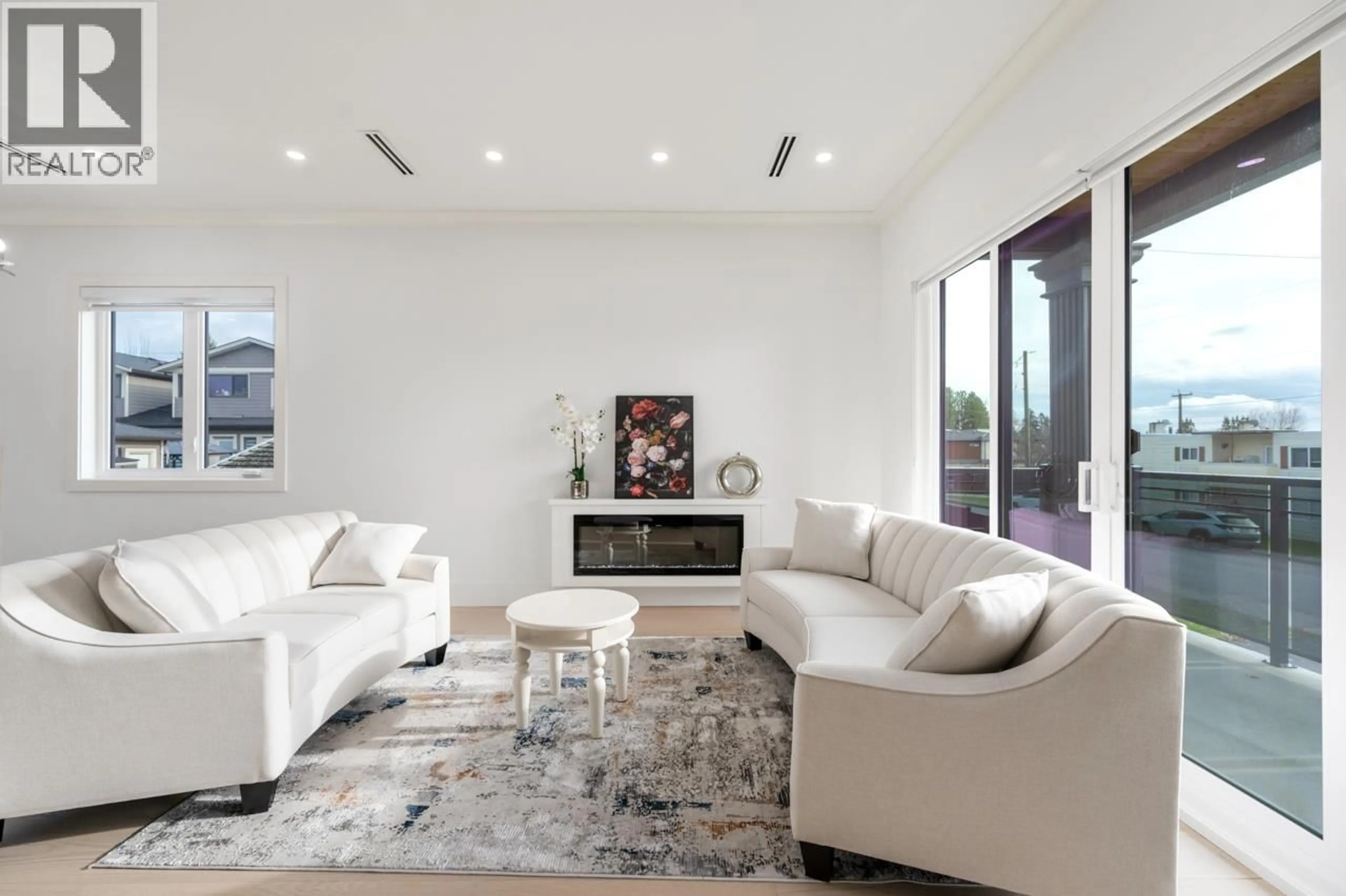 Living room with furniture, unknown for 2 - 6691 WINCH STREET, Burnaby British Columbia V5B2L5