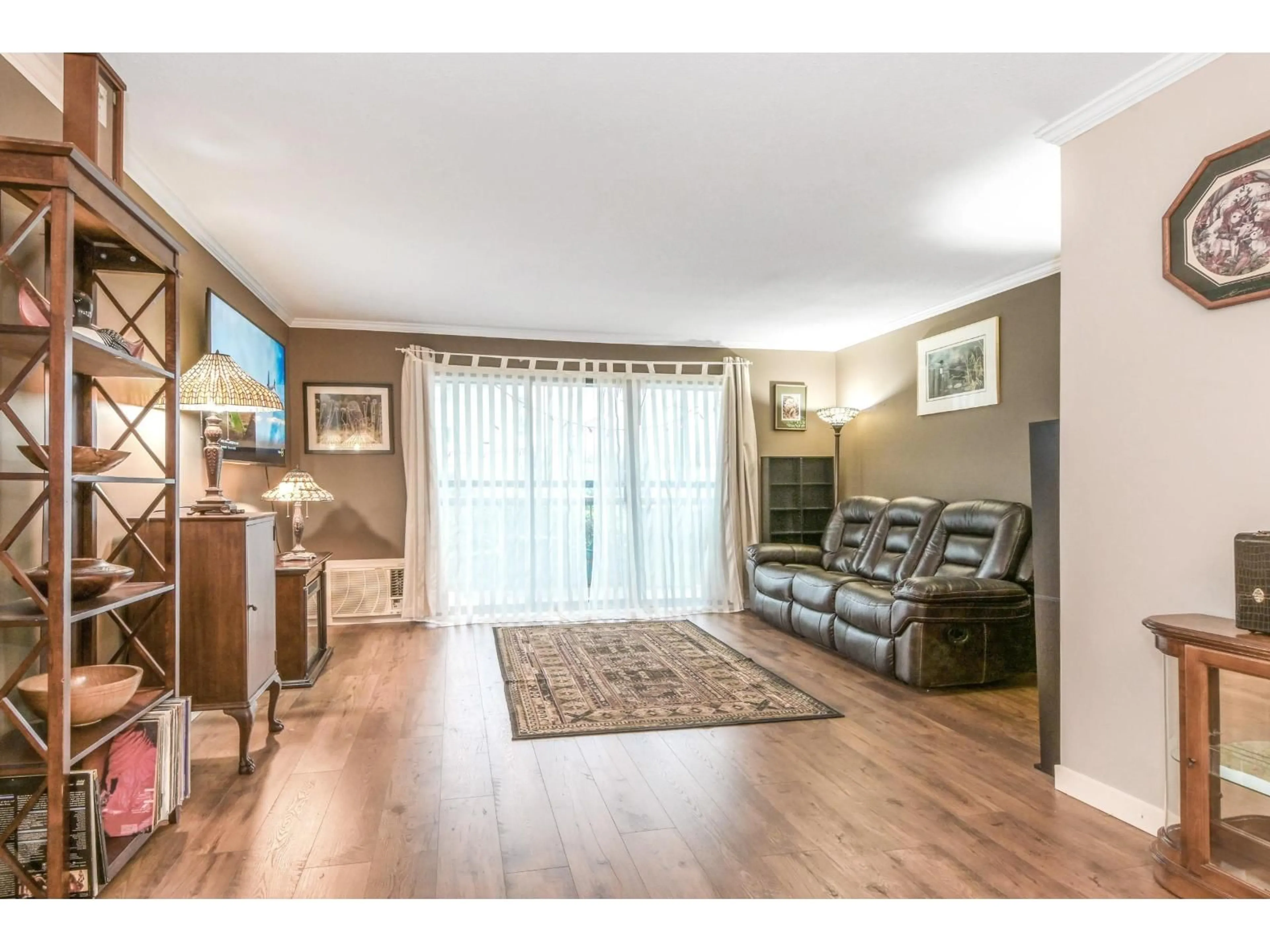 Living room with furniture, wood/laminate floor for 101 - 32033 OLD YALE ROAD, Abbotsford British Columbia V2T2C8