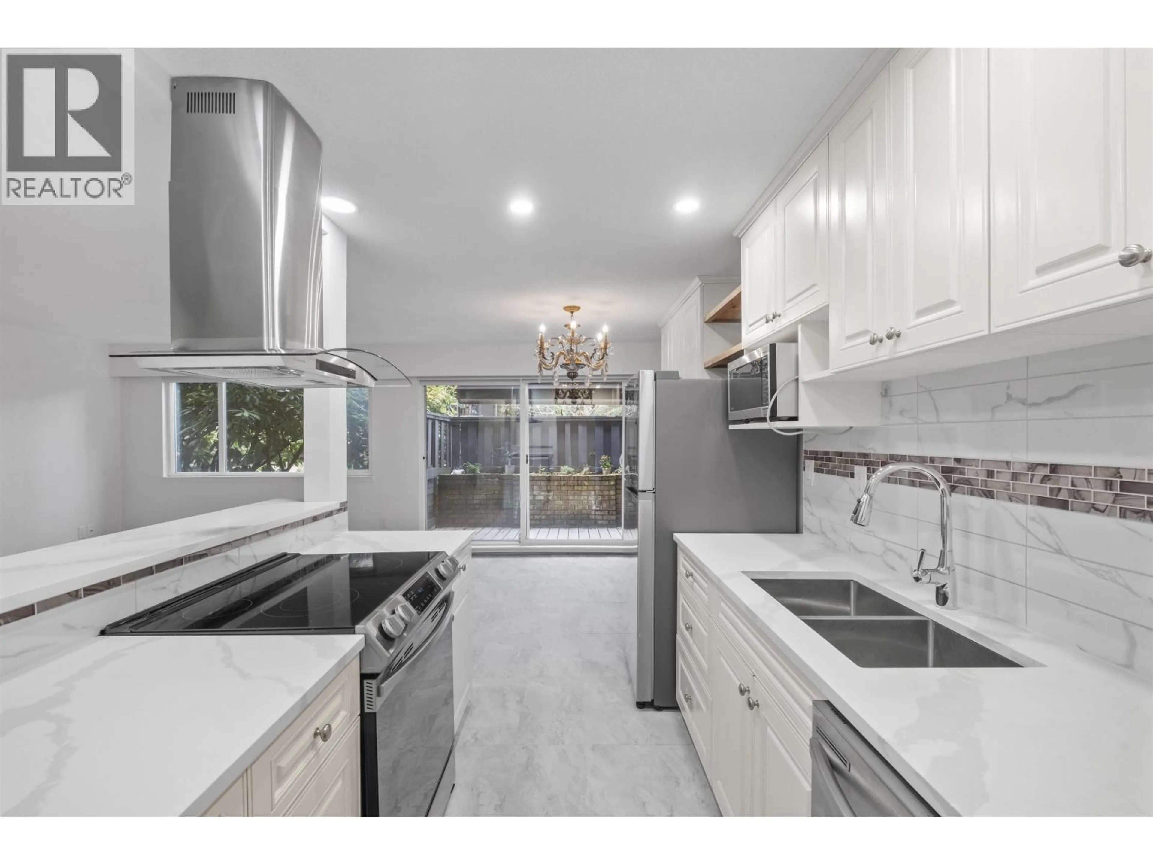 Open concept kitchen, ceramic/tile floor for 609 - 555 28TH STREET, North Vancouver British Columbia V7N2J7