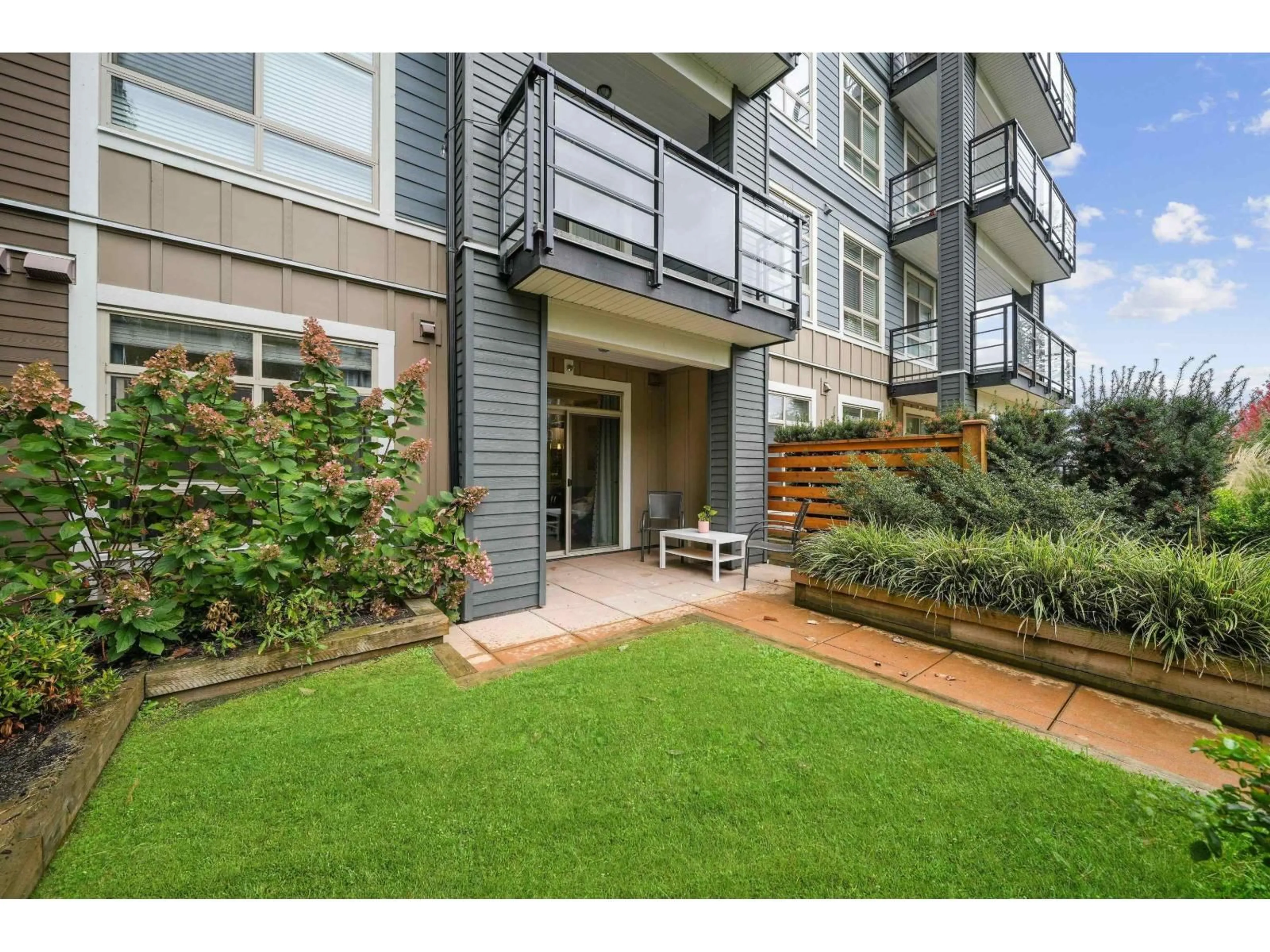 Patio, street for 206 - 45562 AIRPORT ROAD, Chilliwack British Columbia V2P0J8