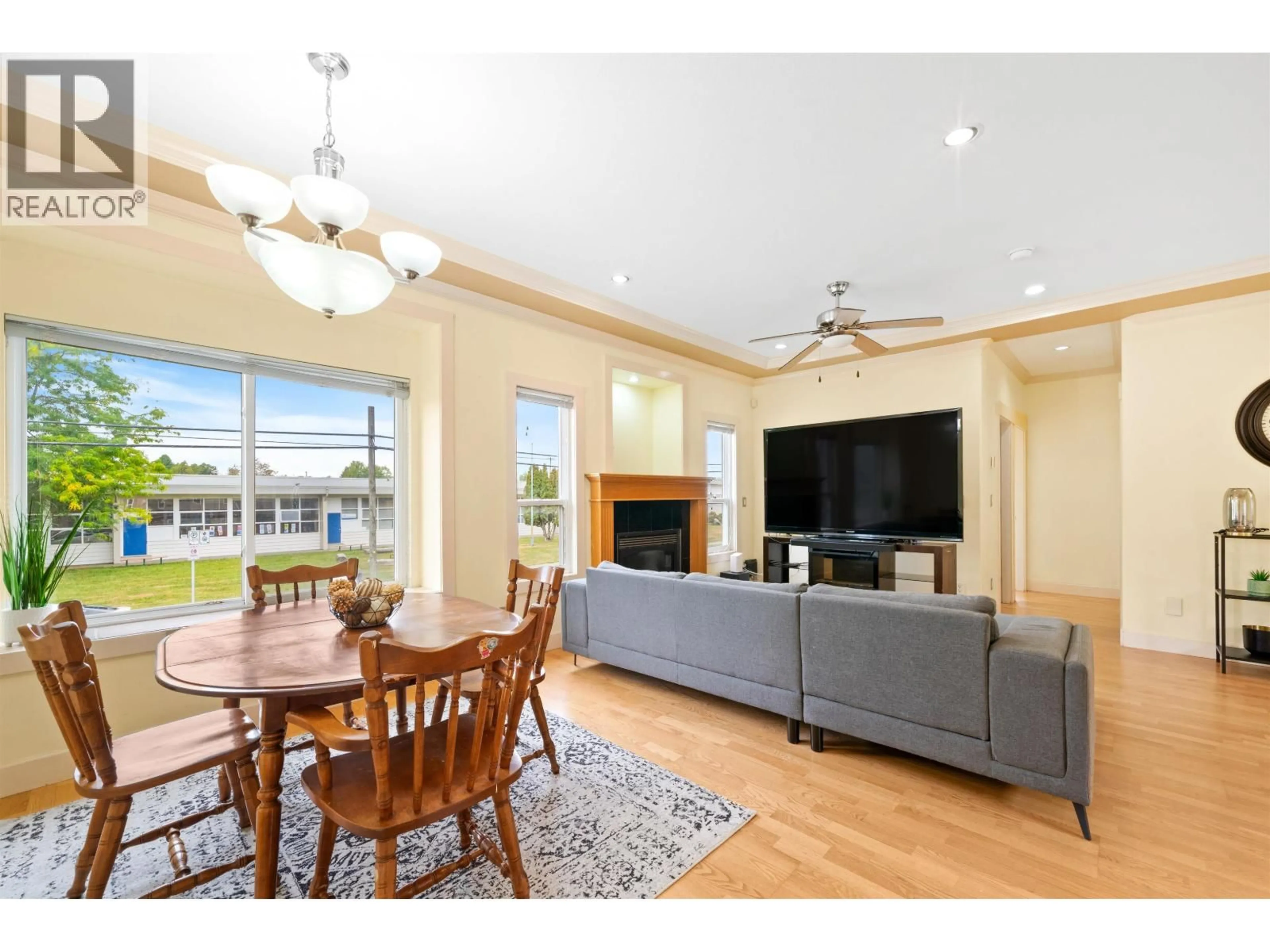 Living room with furniture, unknown for 3806 PINE STREET, Burnaby British Columbia V5G1Z2