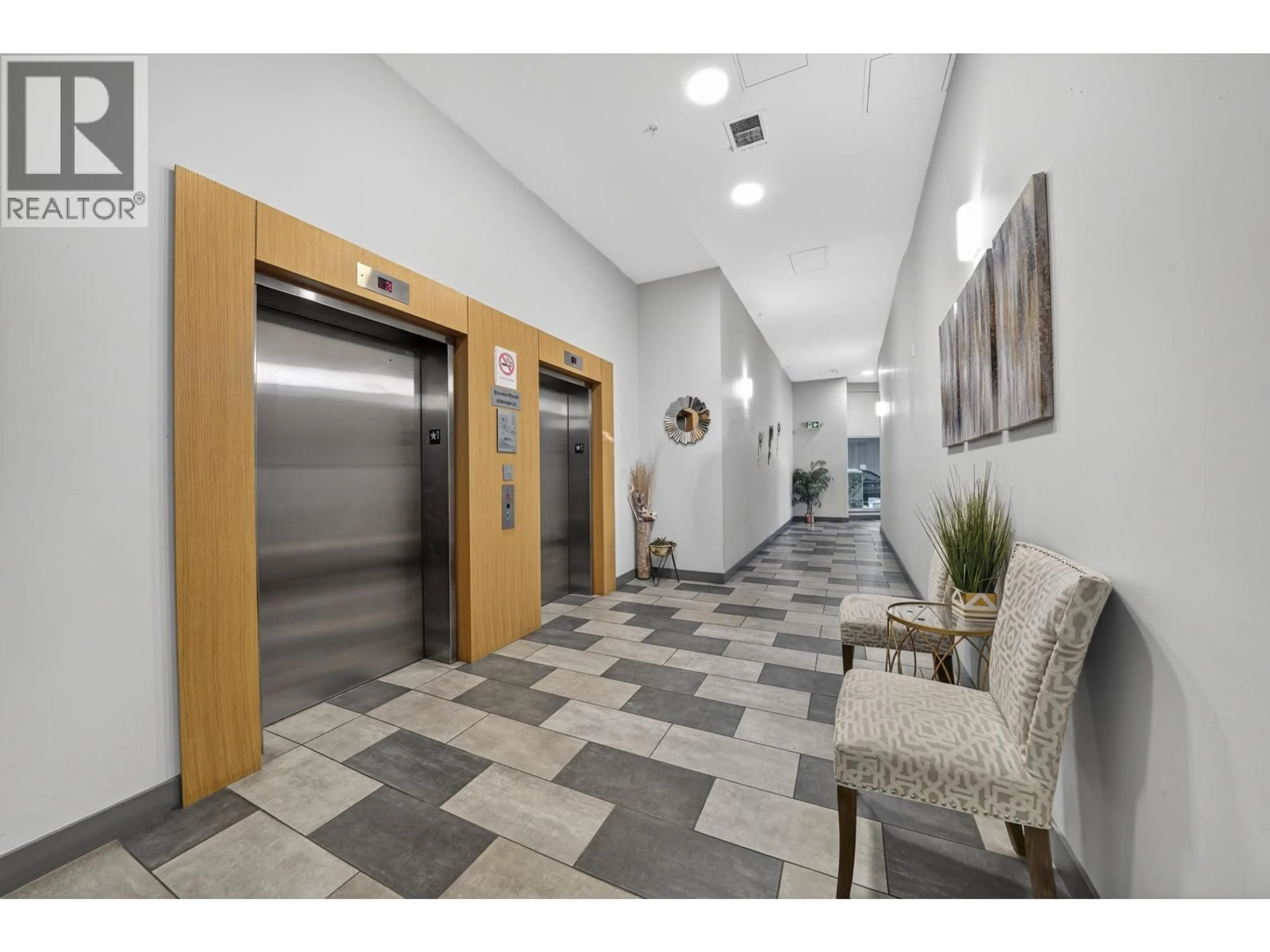 Indoor foyer for PH6 - 6283 KINGSWAY, Burnaby British Columbia V5J0H3