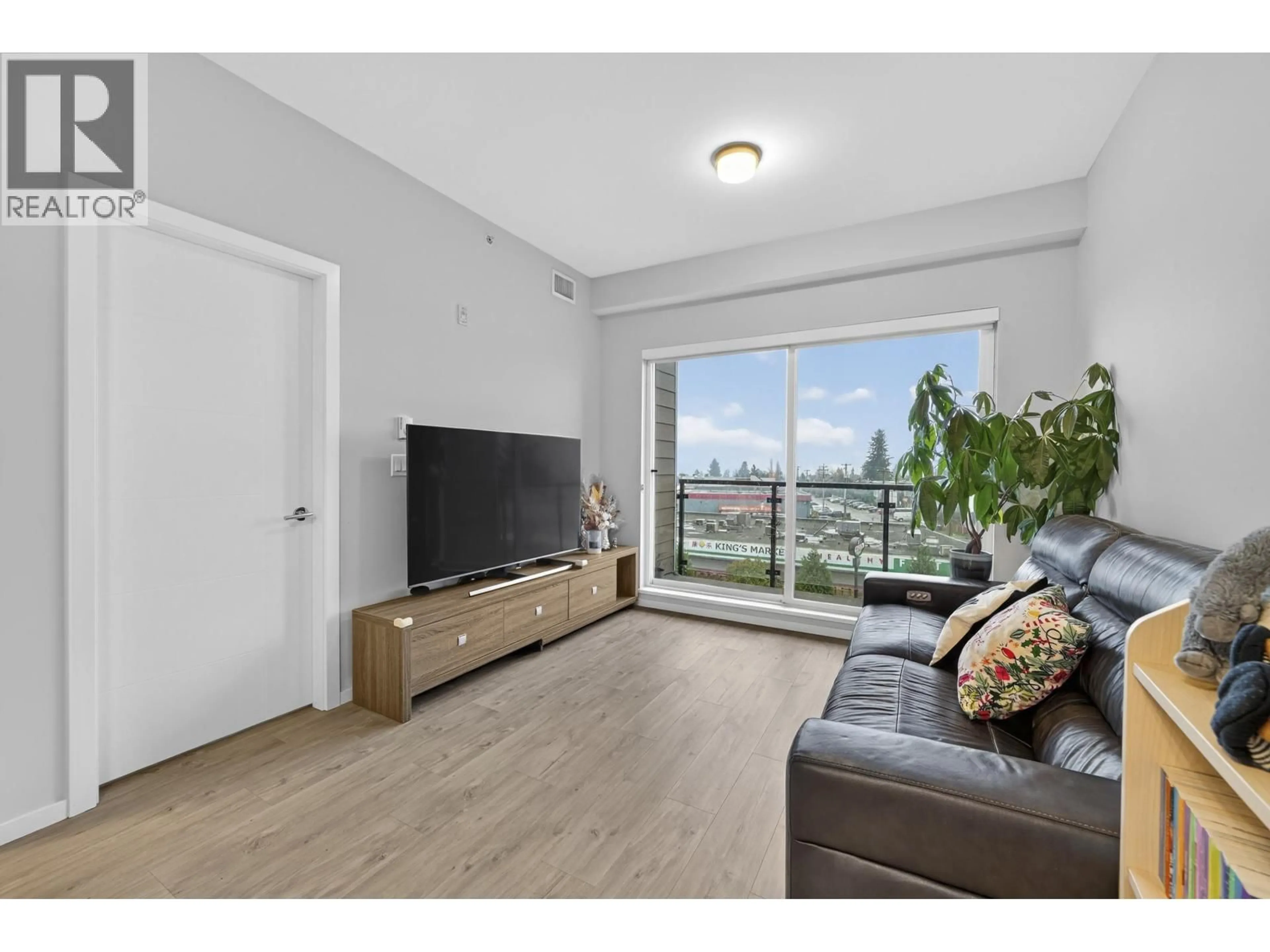 Living room with furniture, unknown for PH6 - 6283 KINGSWAY, Burnaby British Columbia V5J0H3