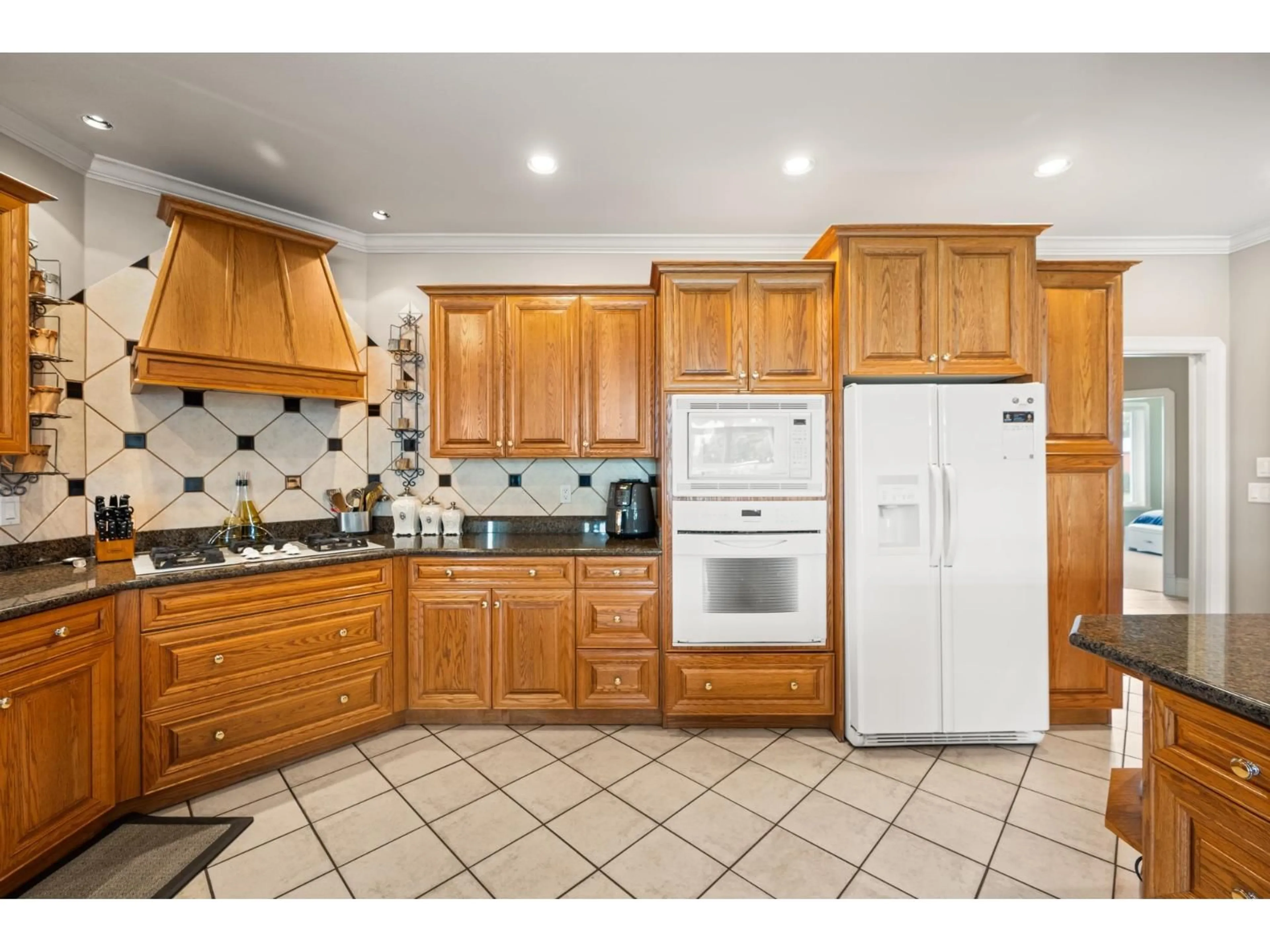 Standard kitchen, ceramic/tile floor for 667 248 STREET, Langley British Columbia V4W2C2