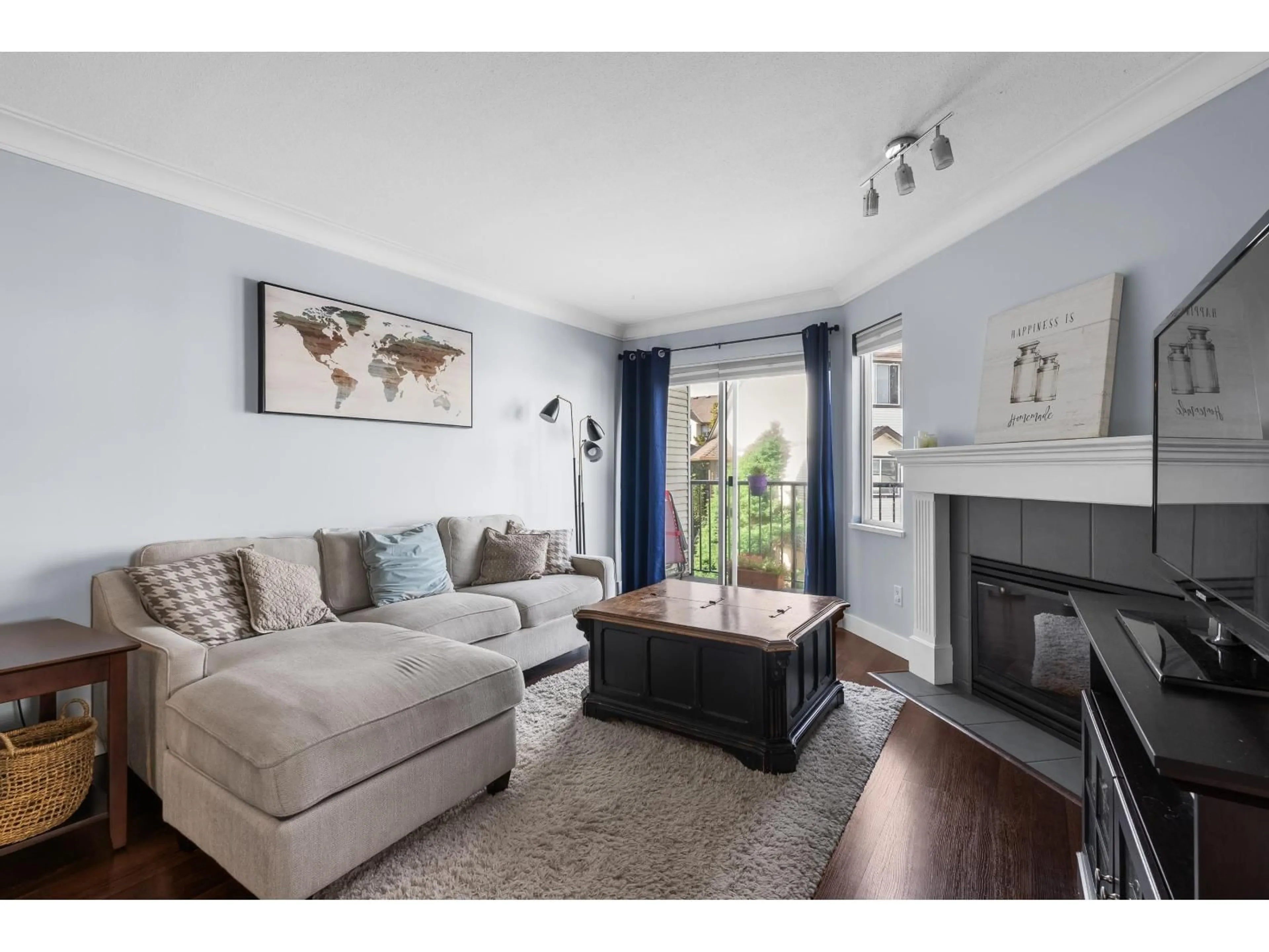 Living room with furniture, wood/laminate floor for 46 - 45740 THOMAS ROAD, Chilliwack British Columbia V2R3V9