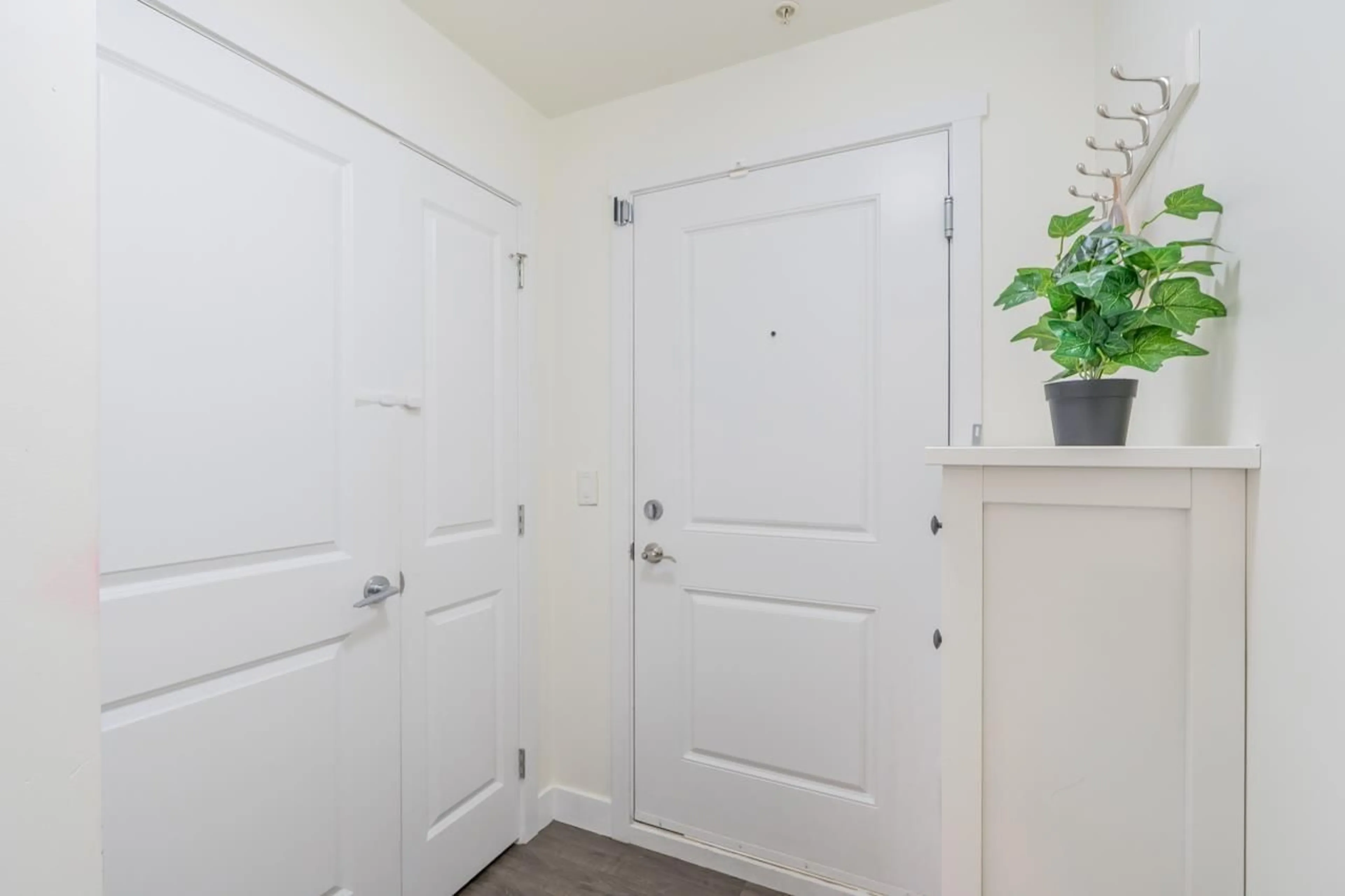 Indoor entryway for 214 - 14358 60 AVENUE, Surrey British Columbia V3X0G3