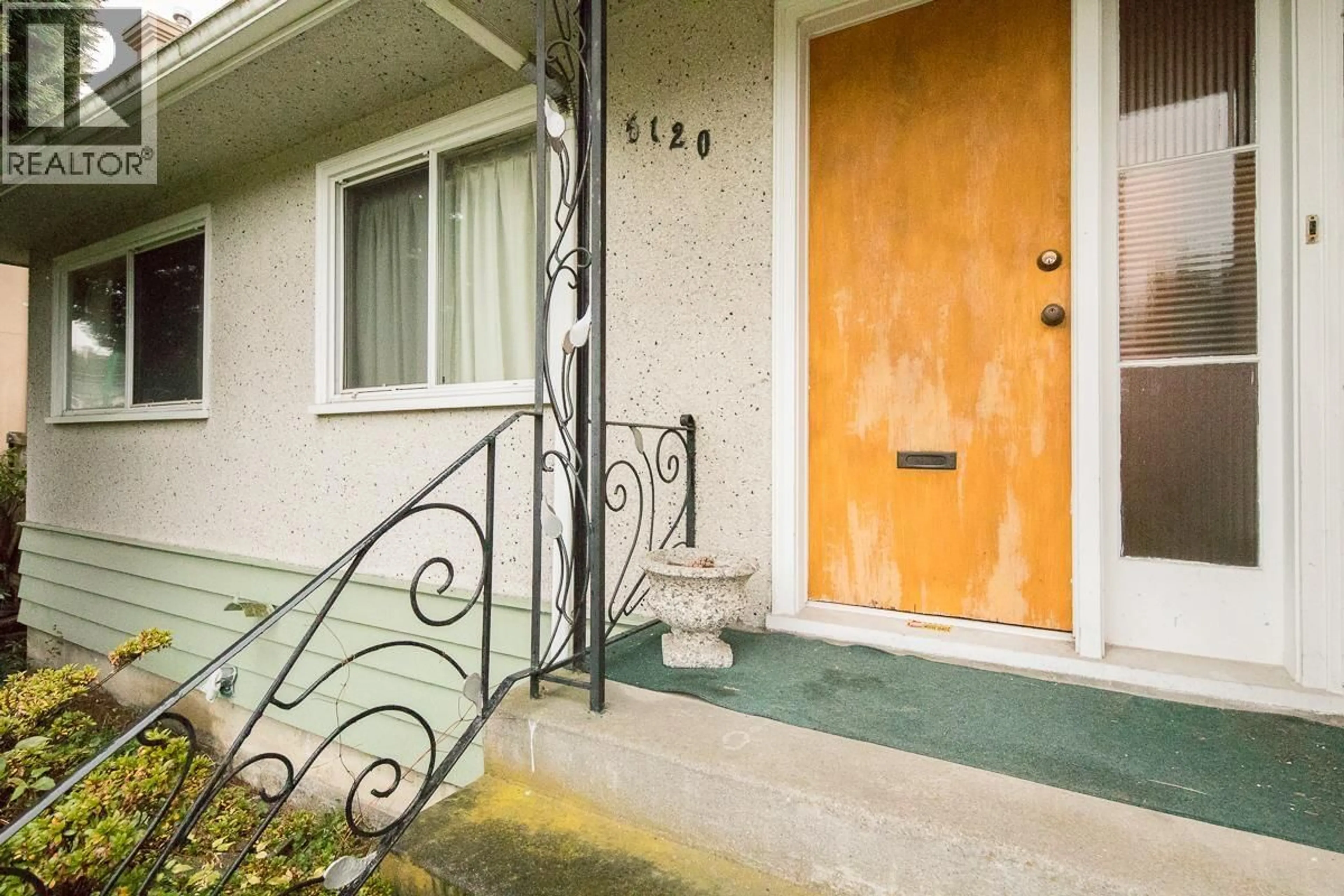 Indoor entryway for 6120 HALIFAX STREET, Burnaby British Columbia V5B2P6