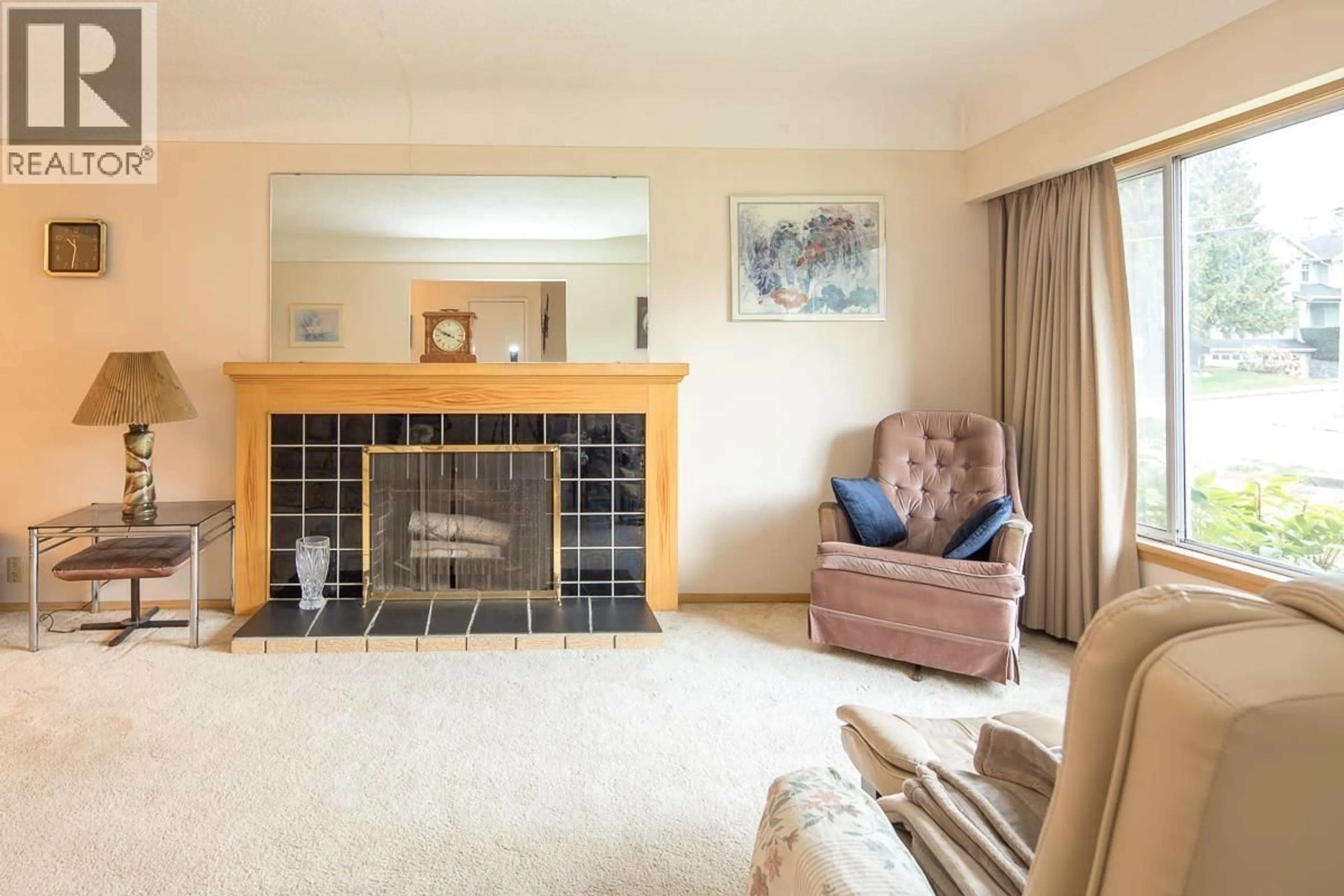 Living room with furniture, unknown for 6120 HALIFAX STREET, Burnaby British Columbia V5B2P6