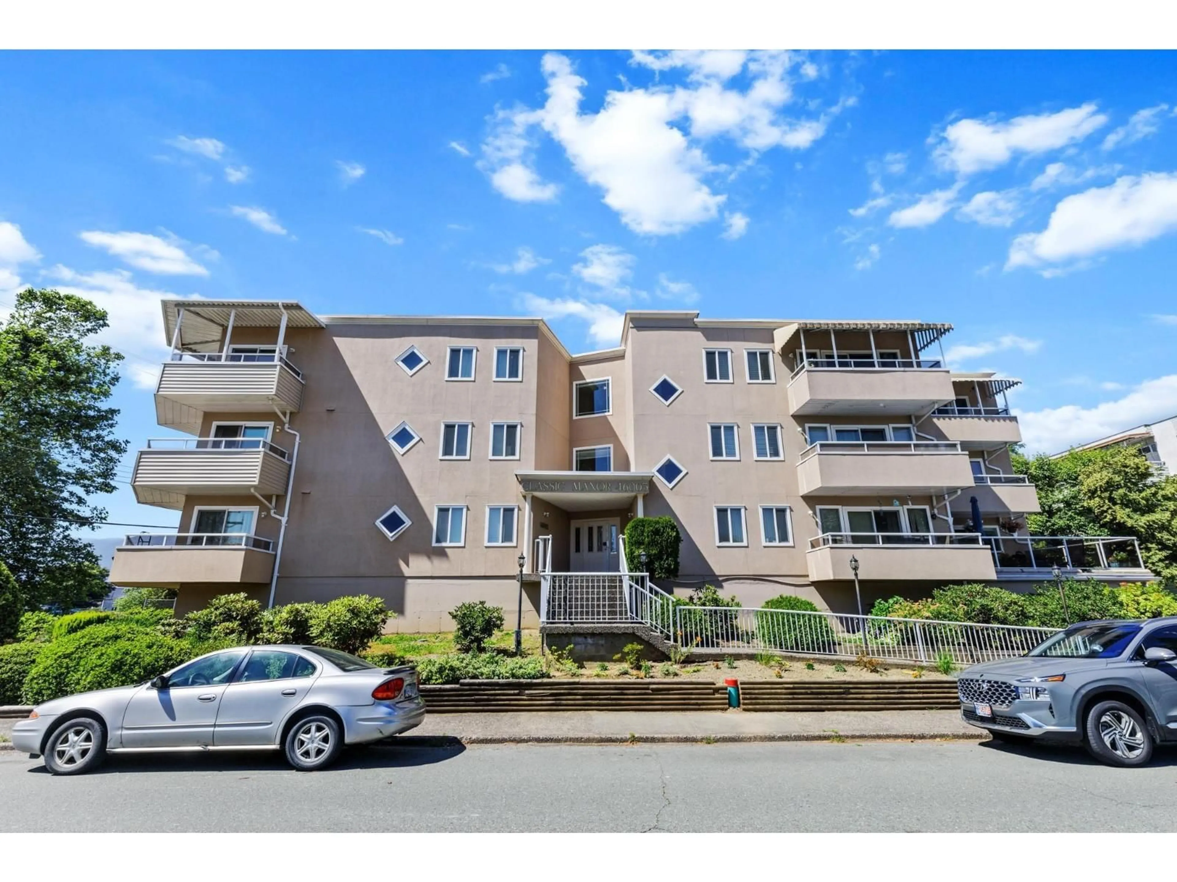 A pic from outside/outdoor area/front of a property/back of a property/a pic from drone, unknown for 302 - 46005 BOLE AVENUE, Chilliwack British Columbia V2P7W7