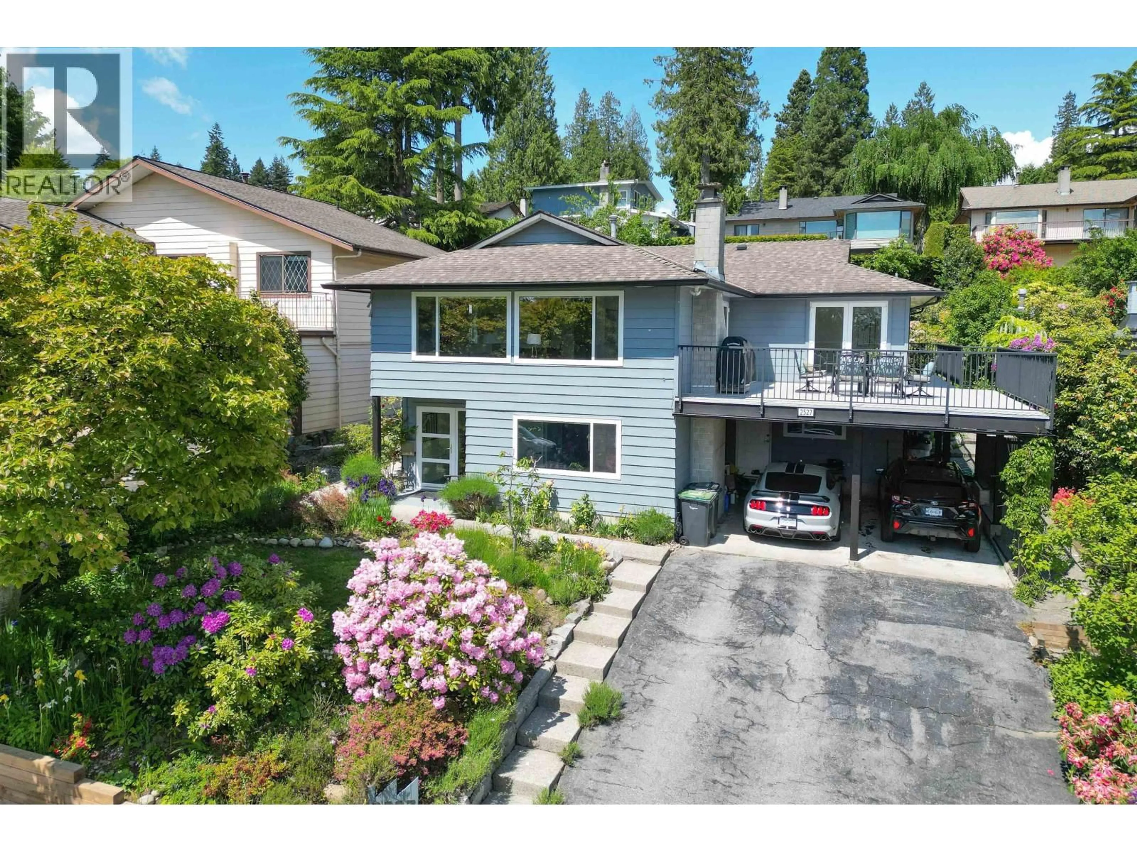 A pic from outside/outdoor area/front of a property/back of a property/a pic from drone, street for 2527 ARUNDEL LANE, Coquitlam British Columbia V3K5R9