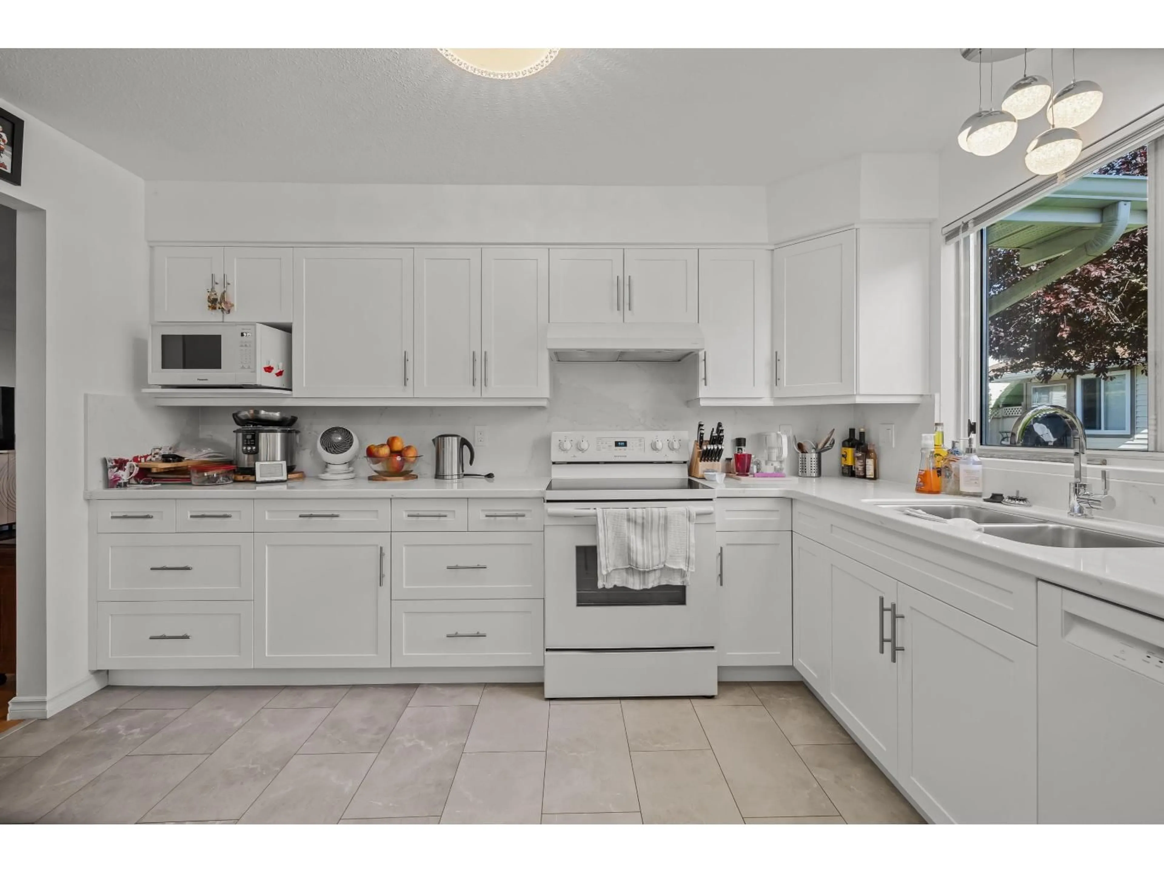 Standard kitchen, ceramic/tile floor for 39 - 9271 122ND STREET, Surrey British Columbia V3V7R4