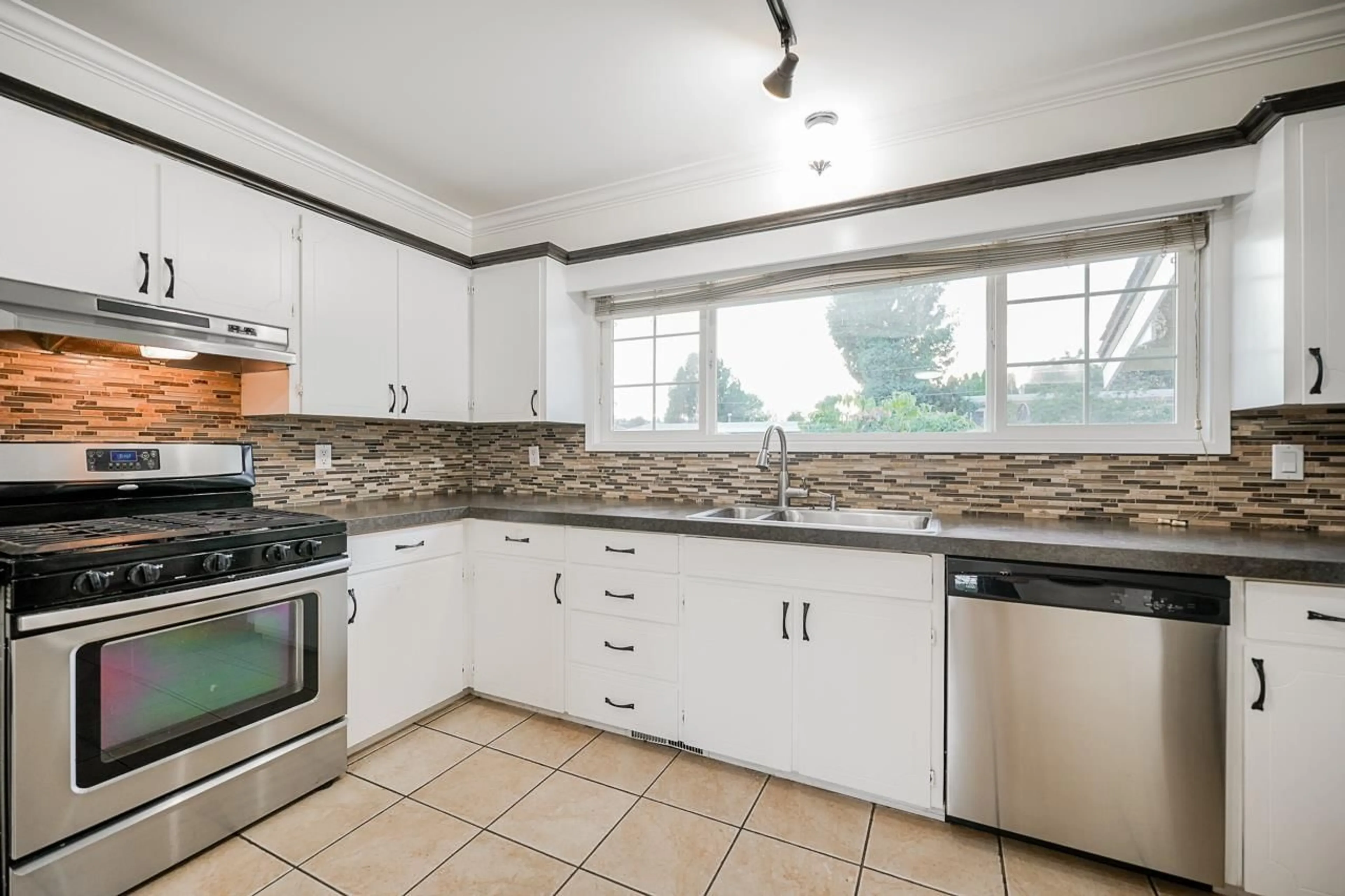 Standard kitchen, ceramic/tile floor for 10042 FAIRBANKS CRESCENT, Chilliwack British Columbia V2P5M2