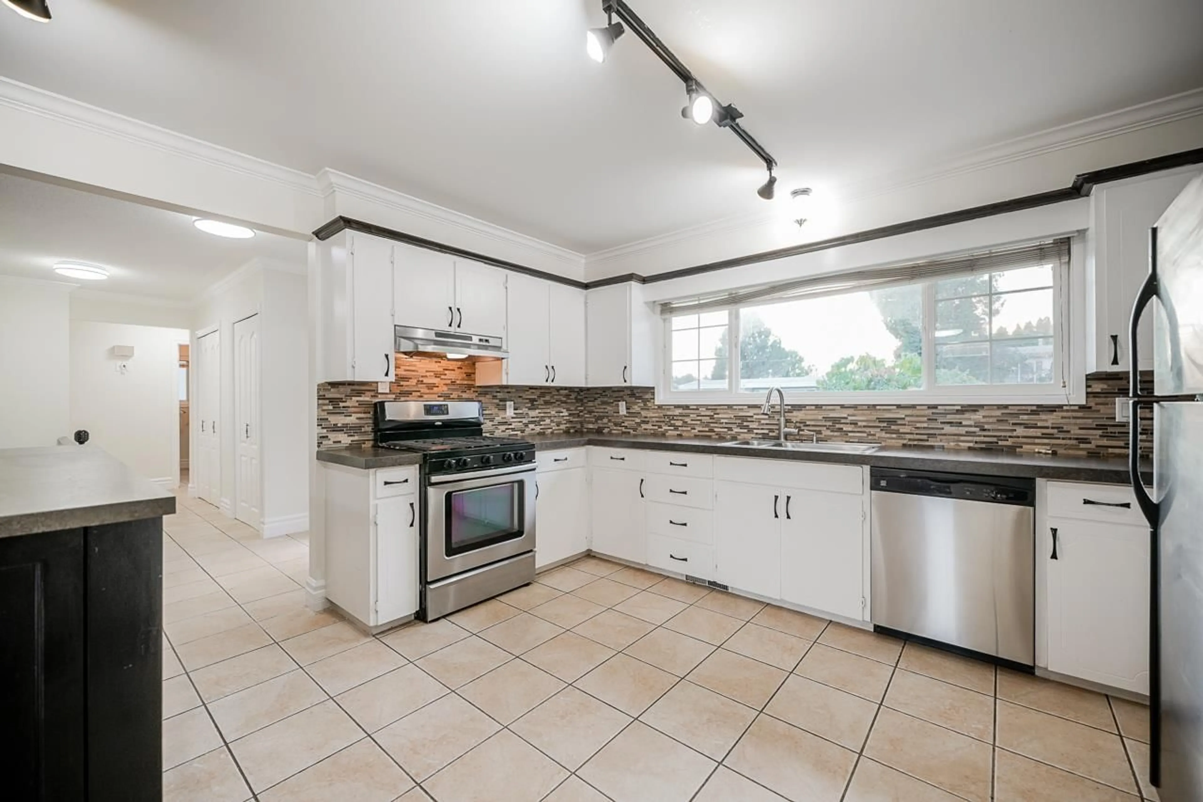 Open concept kitchen, ceramic/tile floor for 10042 FAIRBANKS CRESCENT, Chilliwack British Columbia V2P5M2