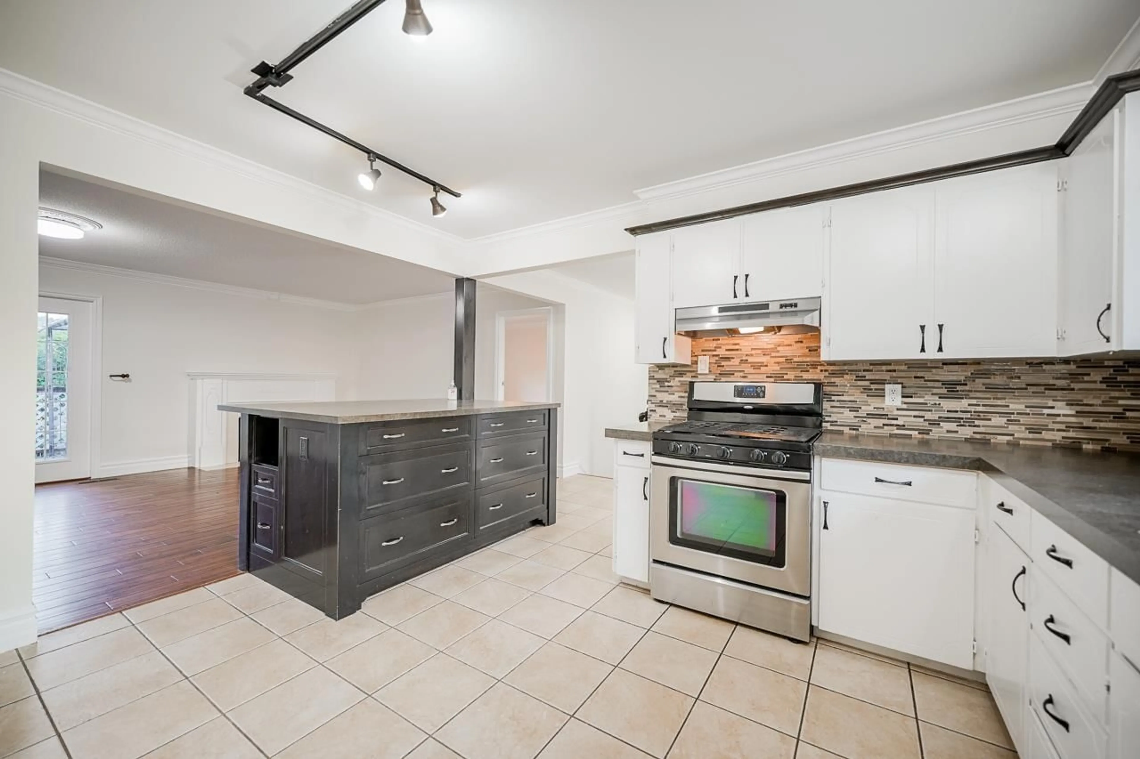 Open concept kitchen, ceramic/tile floor for 10042 FAIRBANKS CRESCENT, Chilliwack British Columbia V2P5M2