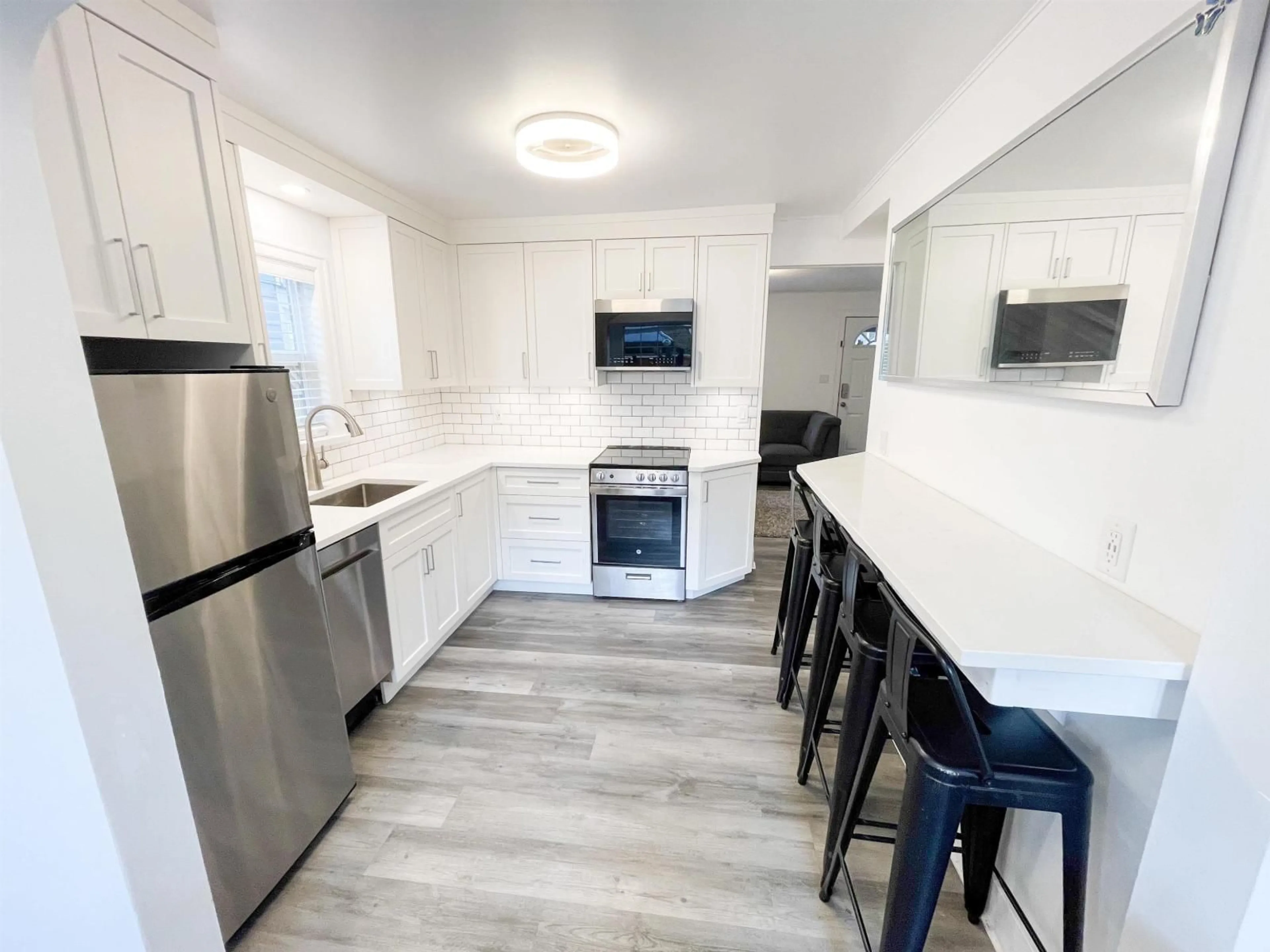 Open concept kitchen, ceramic/tile floor for 298 HEMLOCK STREET, Cultus Lake British Columbia V2R4Y7