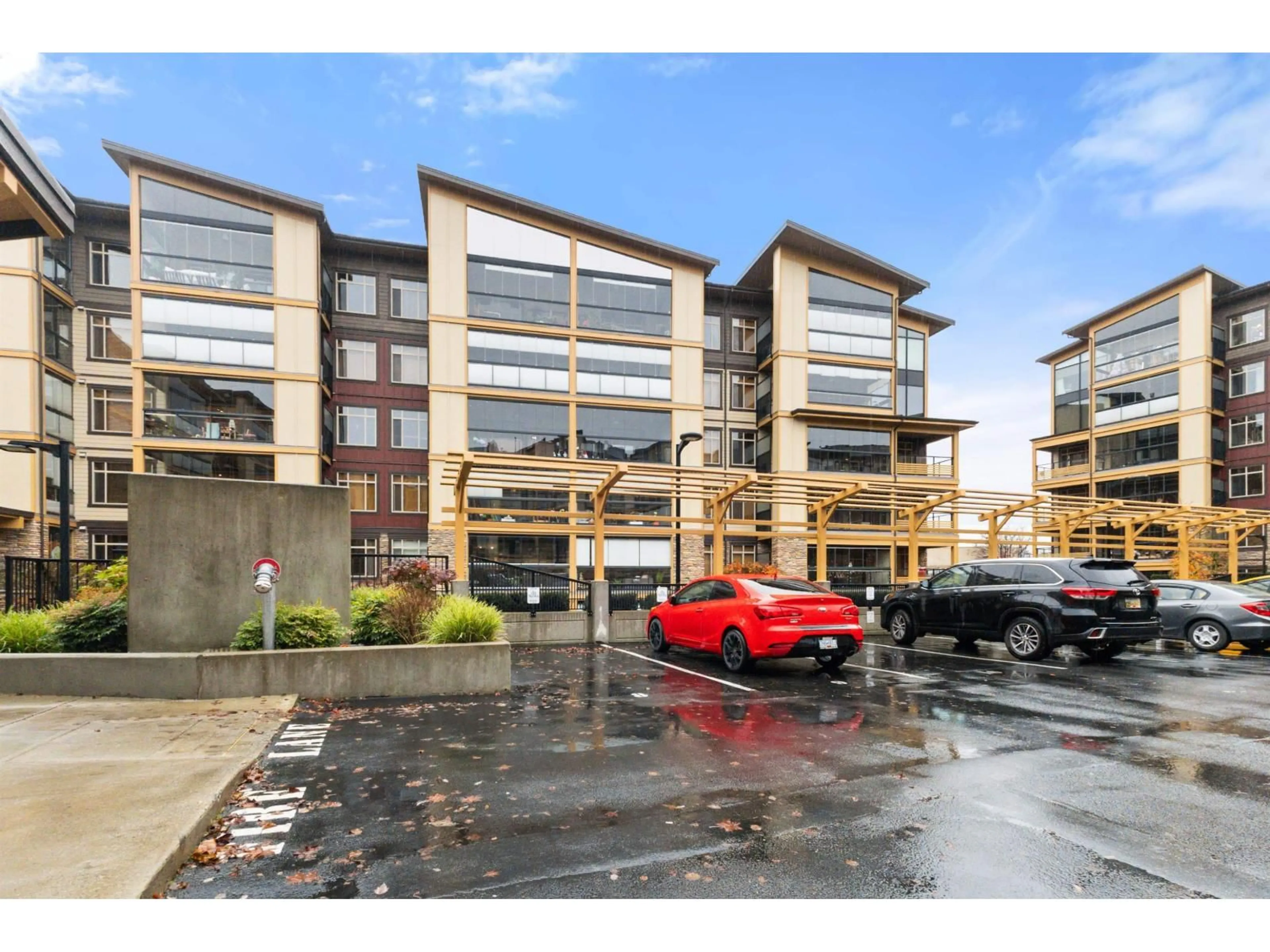 A pic from outside/outdoor area/front of a property/back of a property/a pic from drone, building for 320 - 32445 SIMON AVENUE, Abbotsford British Columbia V2T0G7