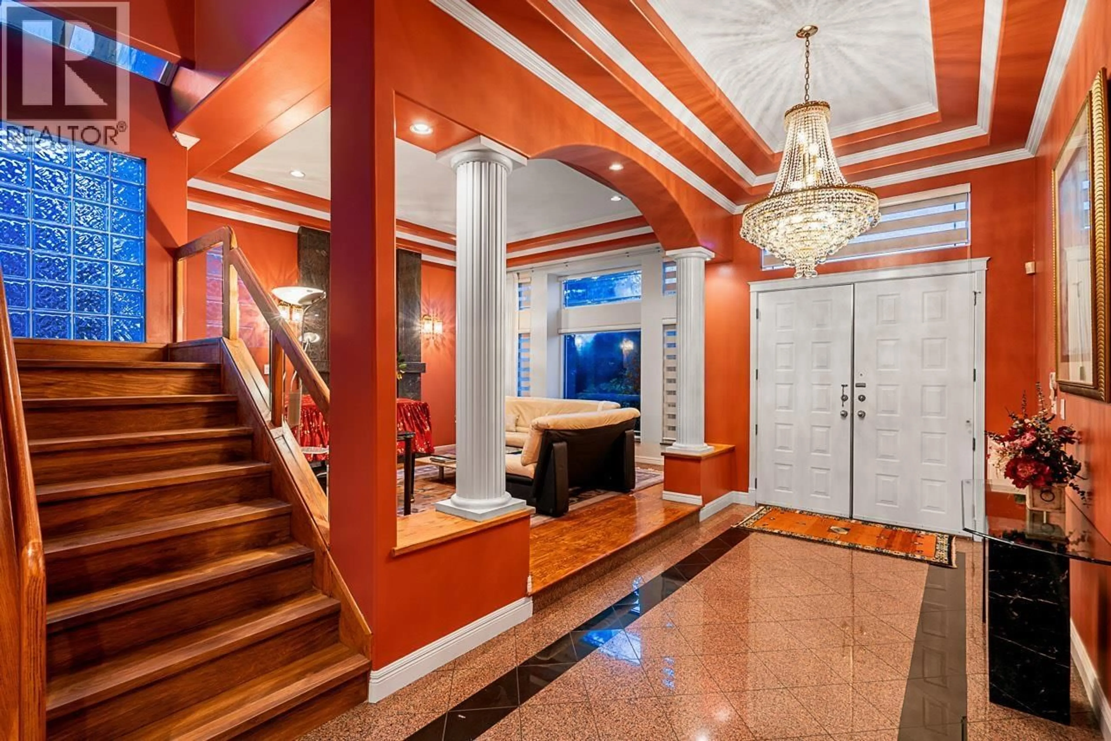 Indoor foyer for 2768 SOUTHCREST DRIVE, Burnaby British Columbia V5A4V4