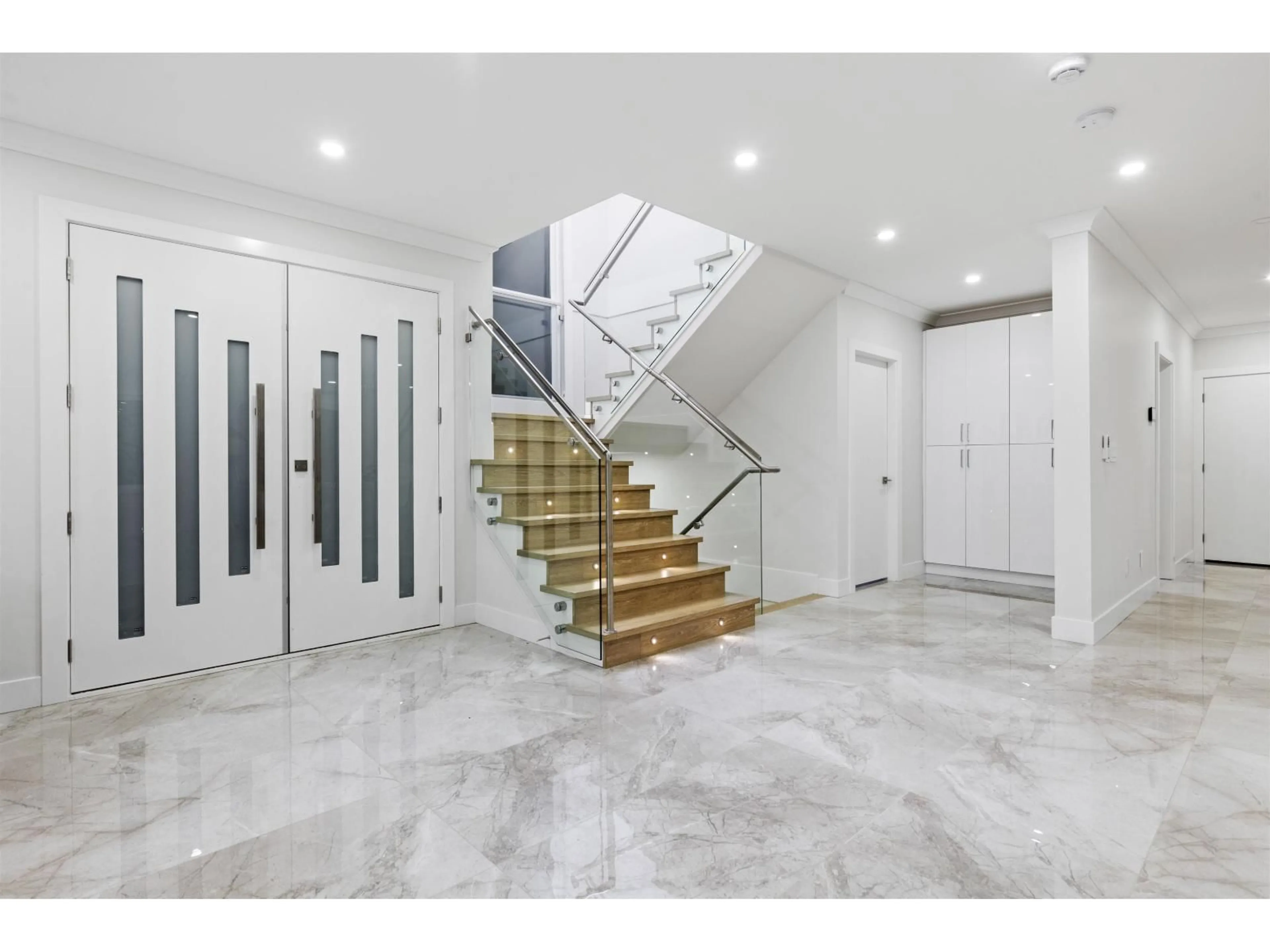 Indoor foyer for 20099 45TH AVENUE, Langley British Columbia V3A6J1