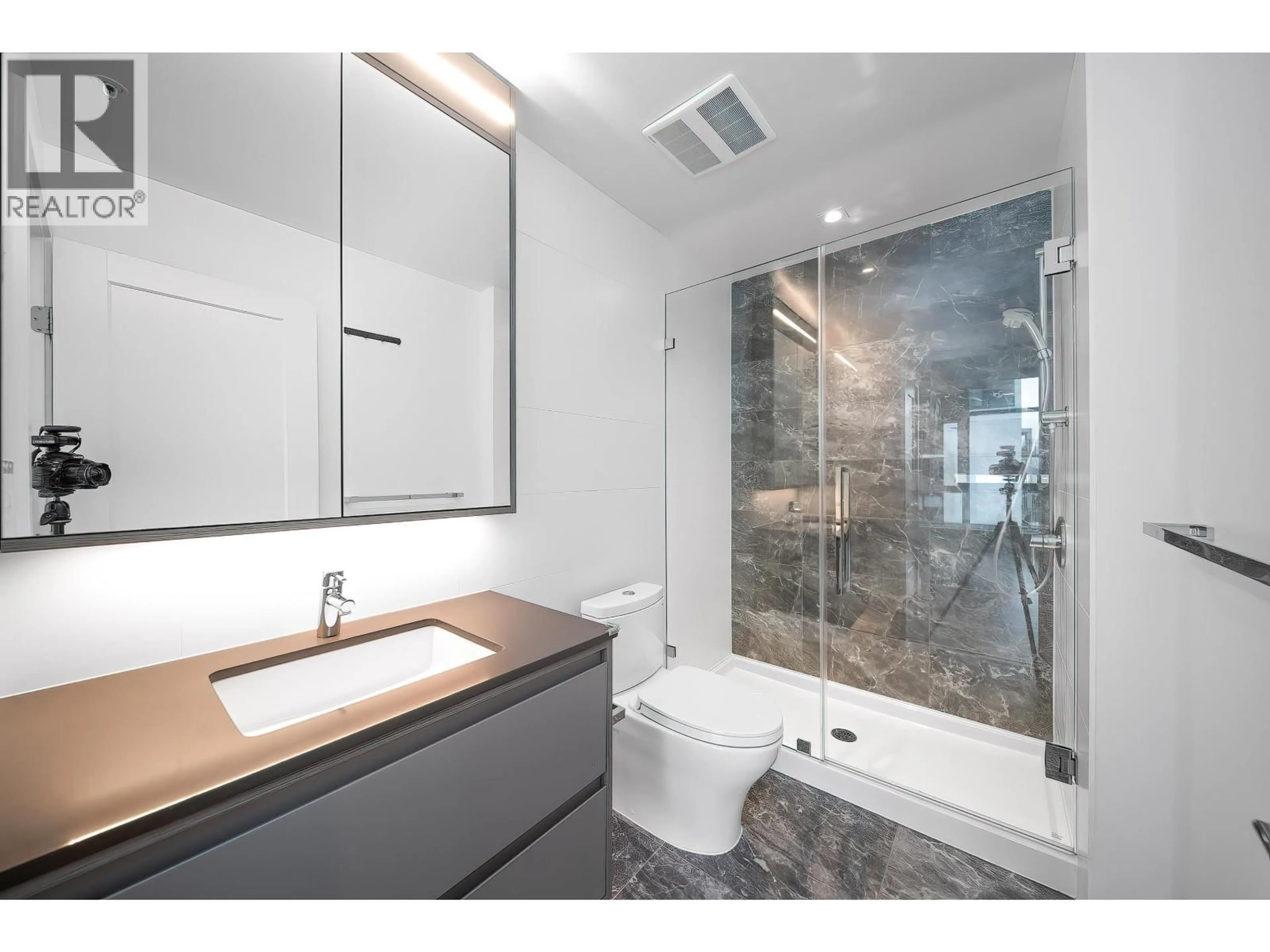 Standard bathroom, ceramic/tile floor for 1701 - 2288 ALPHA AVENUE, Burnaby British Columbia V5C0L9
