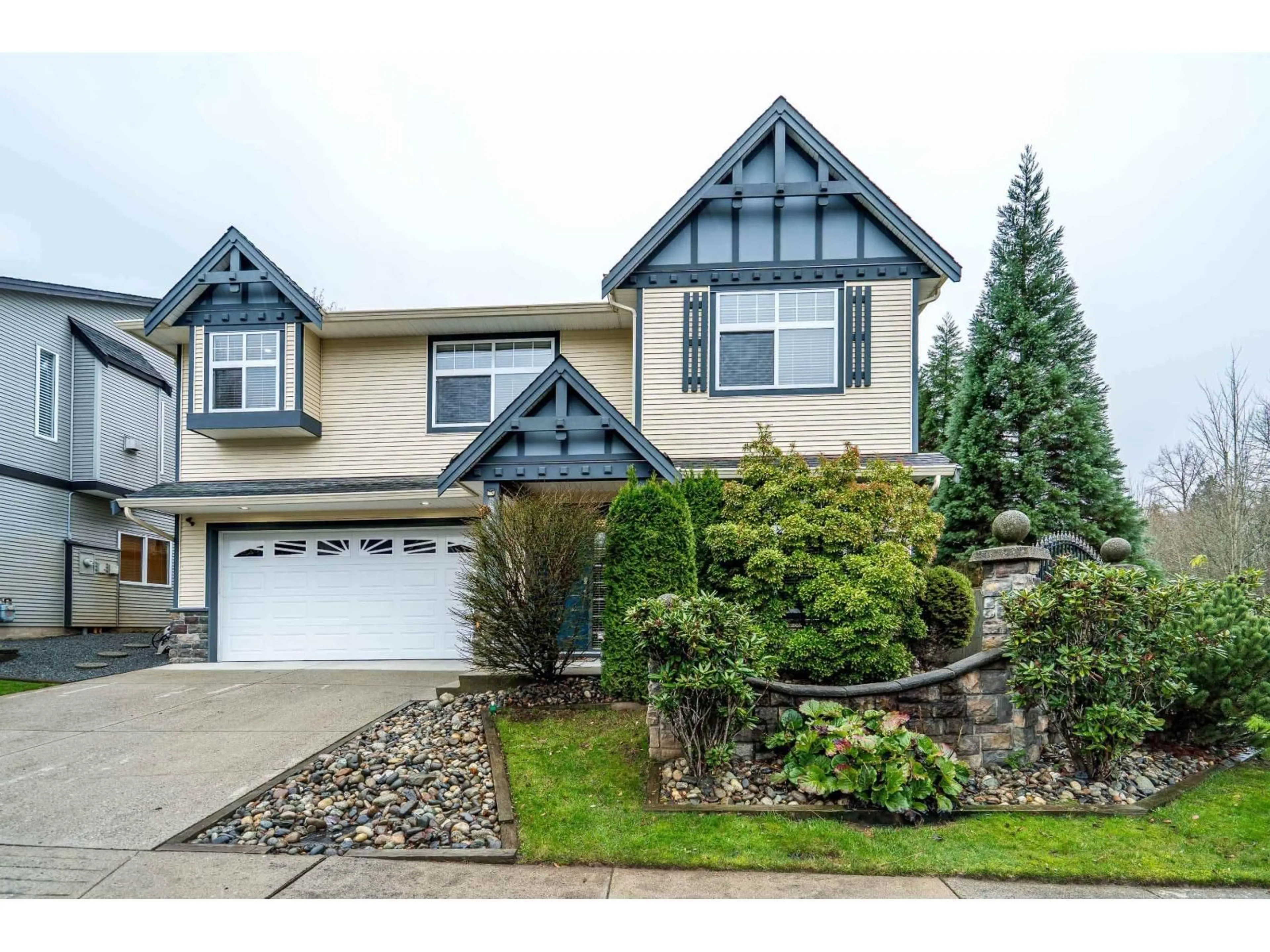 Home with vinyl exterior material, street for 36210 BUCKINGHAM DRIVE, Abbotsford British Columbia V3G3C8