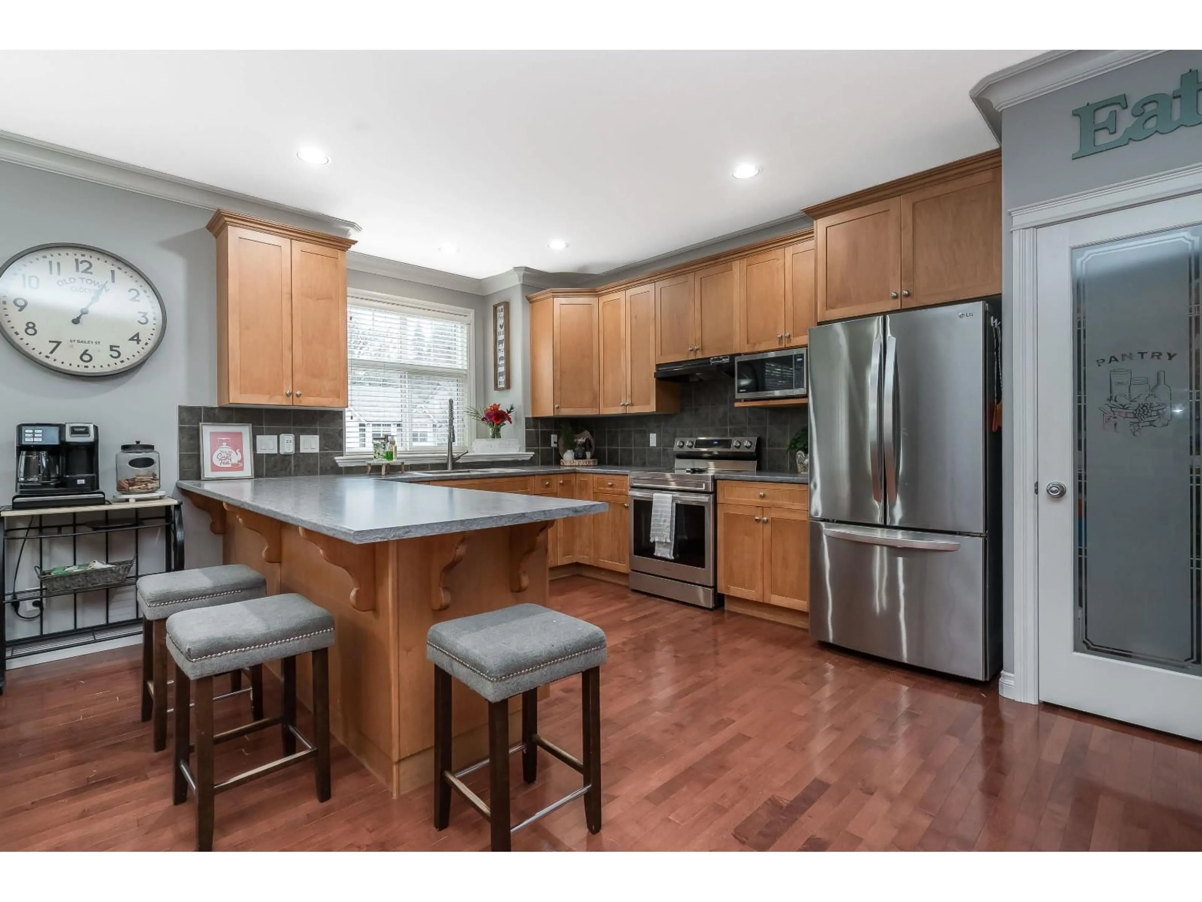 Open concept kitchen, wood/laminate floor for 36210 BUCKINGHAM DRIVE, Abbotsford British Columbia V3G3C8