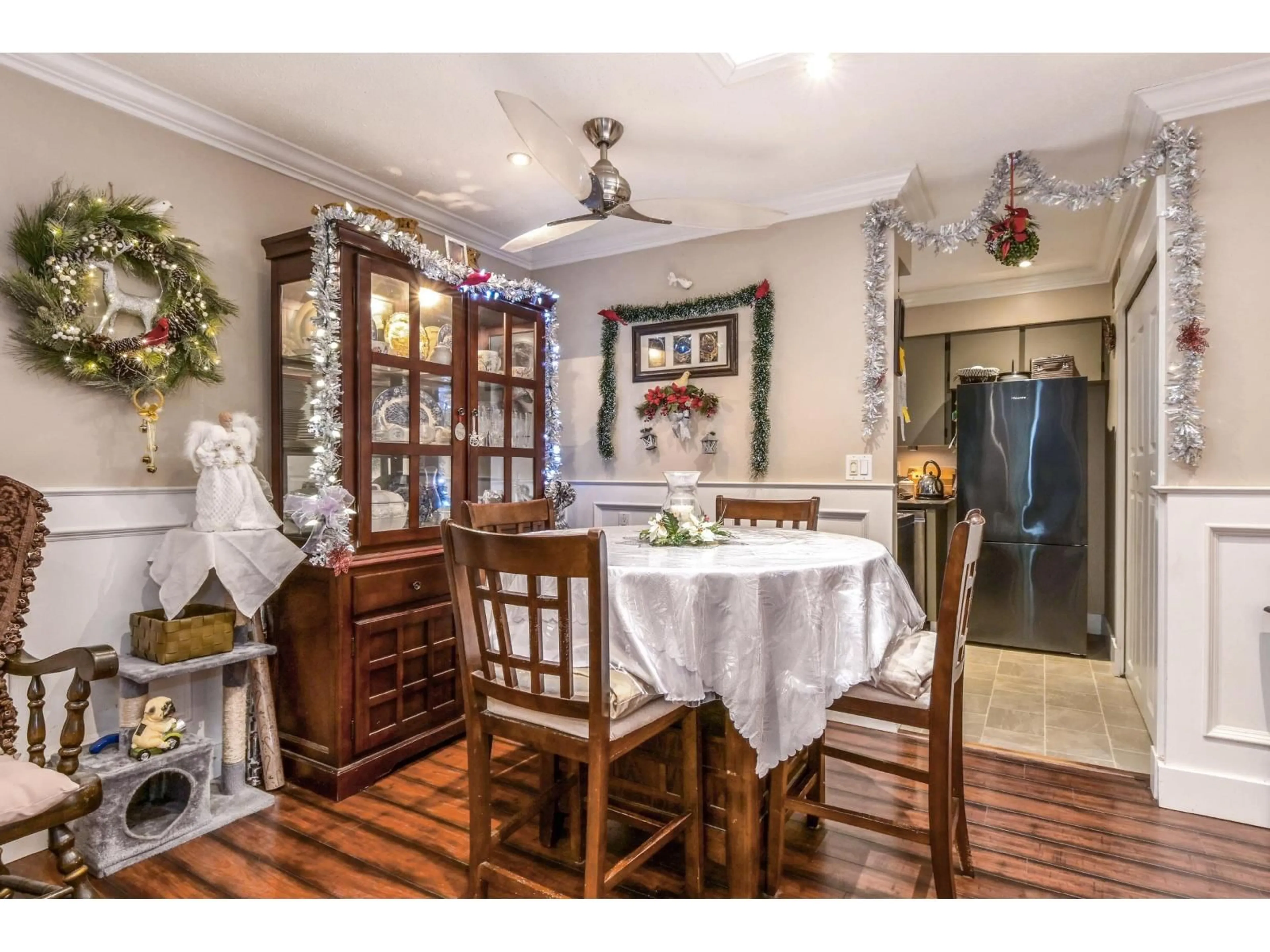 Dining room, ceramic/tile floor for 8037 139A STREET, Surrey British Columbia V3W6P9