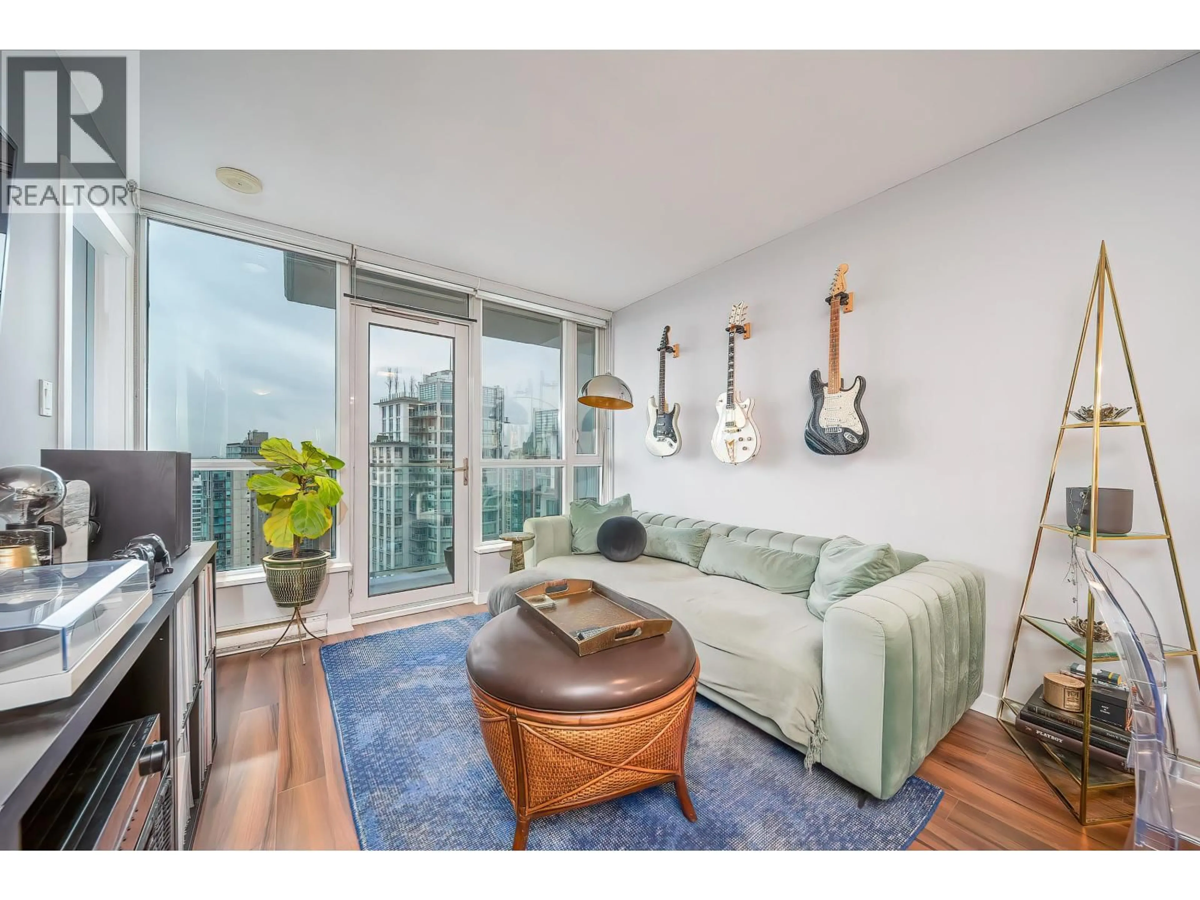 Living room with furniture, wood/laminate floor for 2605 - 833 SEYMOUR STREET, Vancouver British Columbia V6B0G4