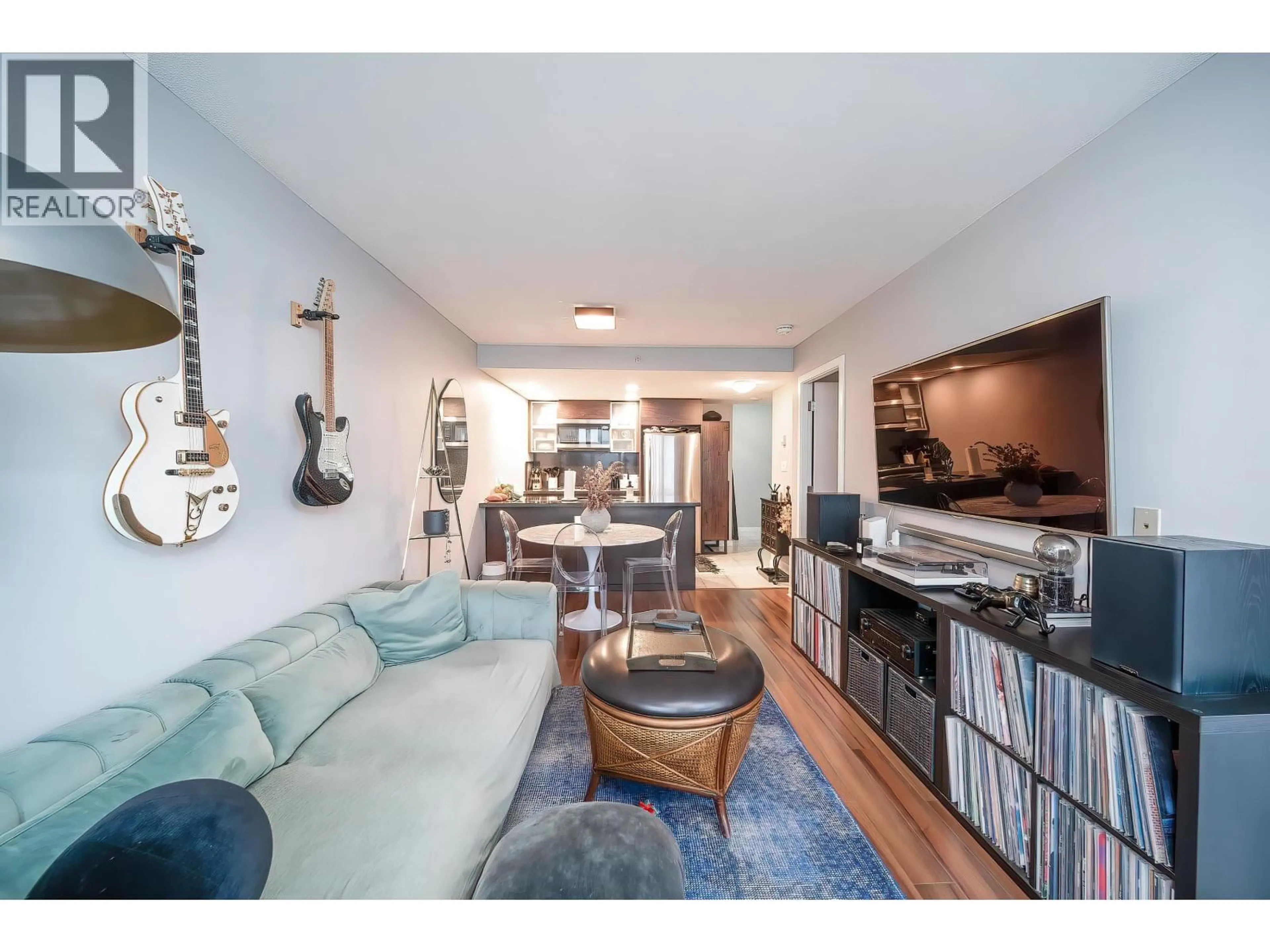 Living room with furniture, wood/laminate floor for 2605 - 833 SEYMOUR STREET, Vancouver British Columbia V6B0G4