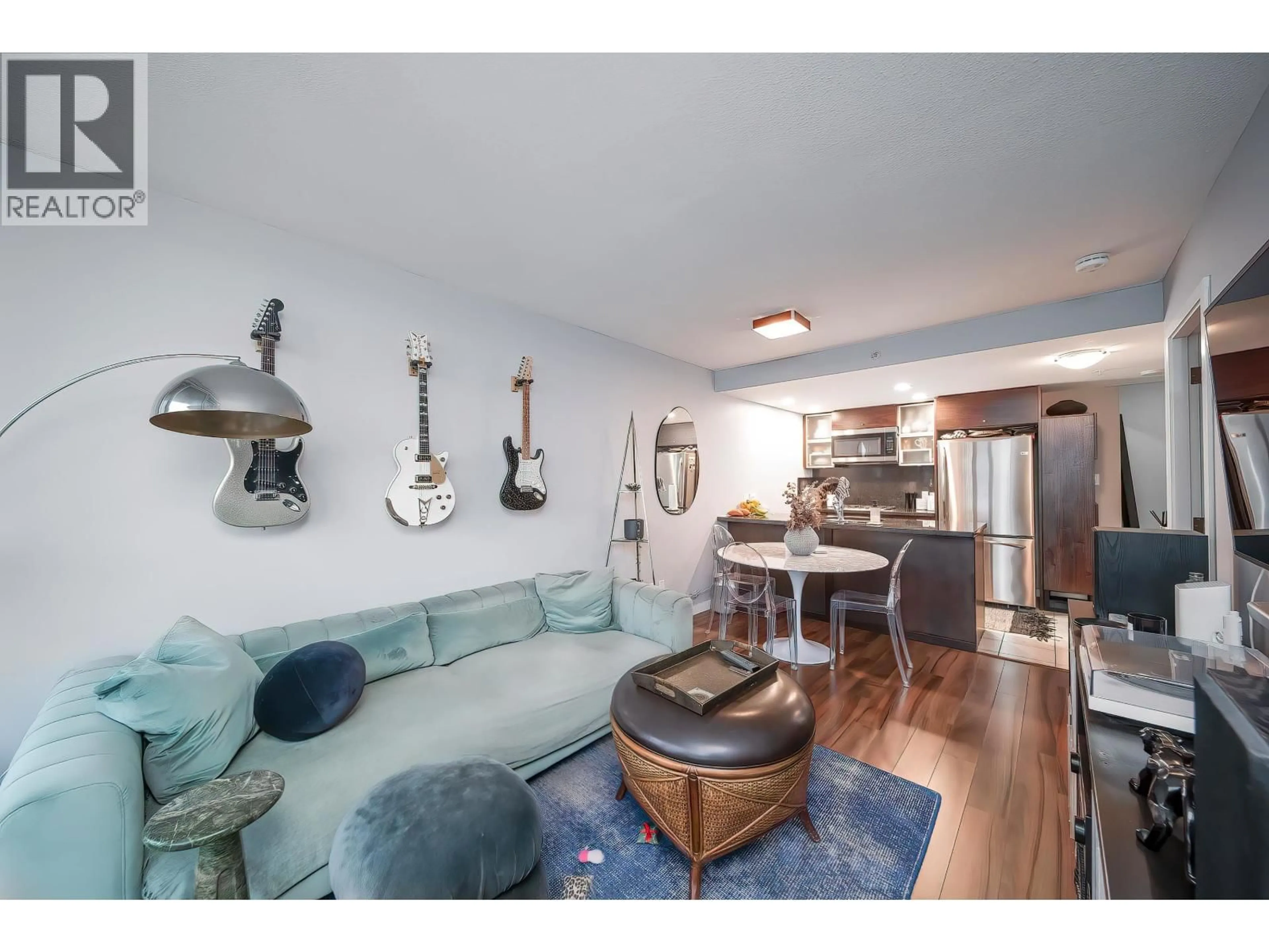 Living room with furniture, wood/laminate floor for 2605 - 833 SEYMOUR STREET, Vancouver British Columbia V6B0G4