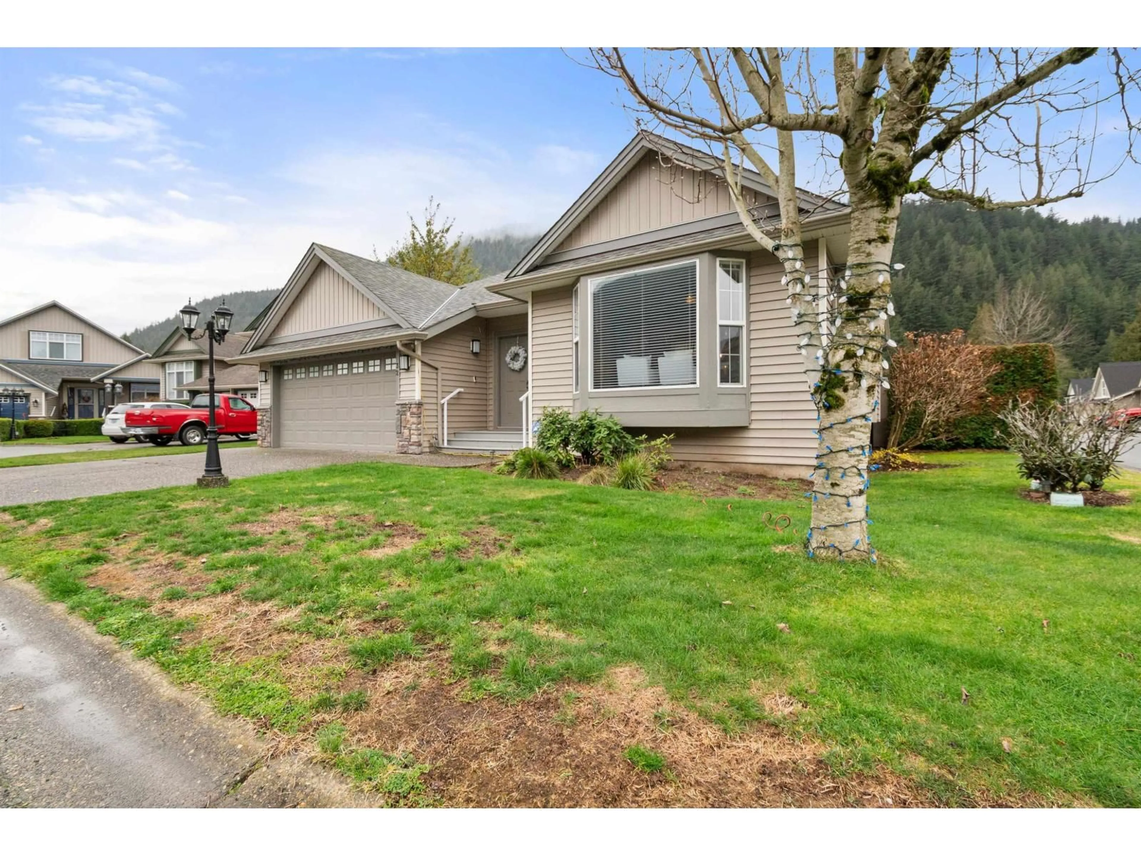 Home with vinyl exterior material, street for 32 - 349 WALNUT AVENUE, Harrison Hot Springs British Columbia V0M1K0