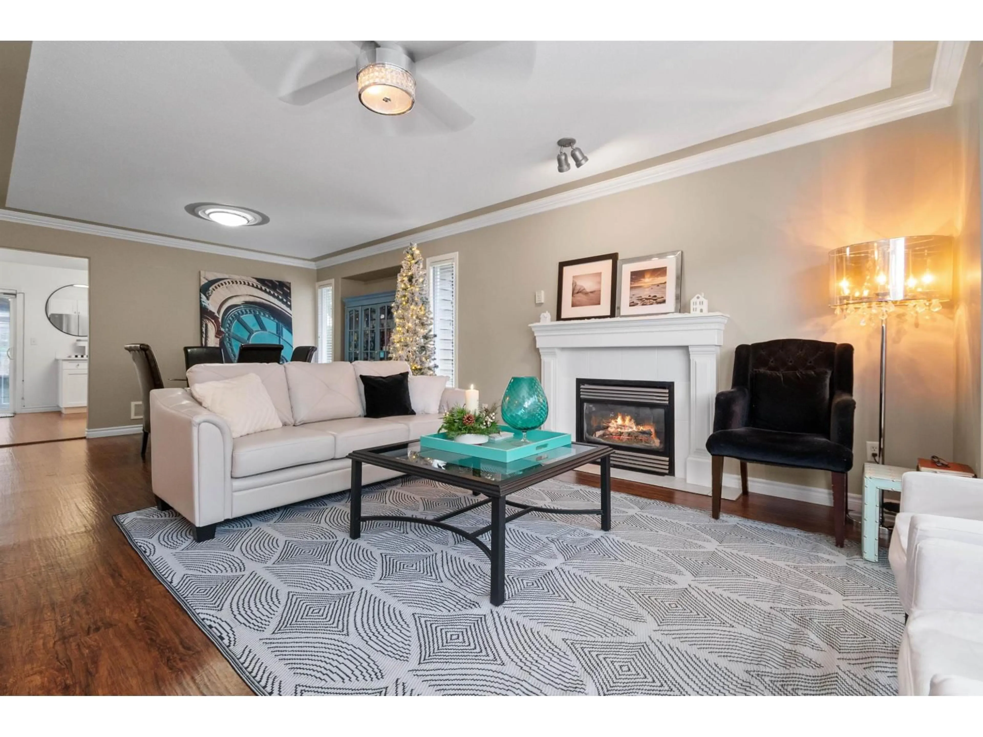 Living room with furniture, unknown for 32 - 349 WALNUT AVENUE, Harrison Hot Springs British Columbia V0M1K0