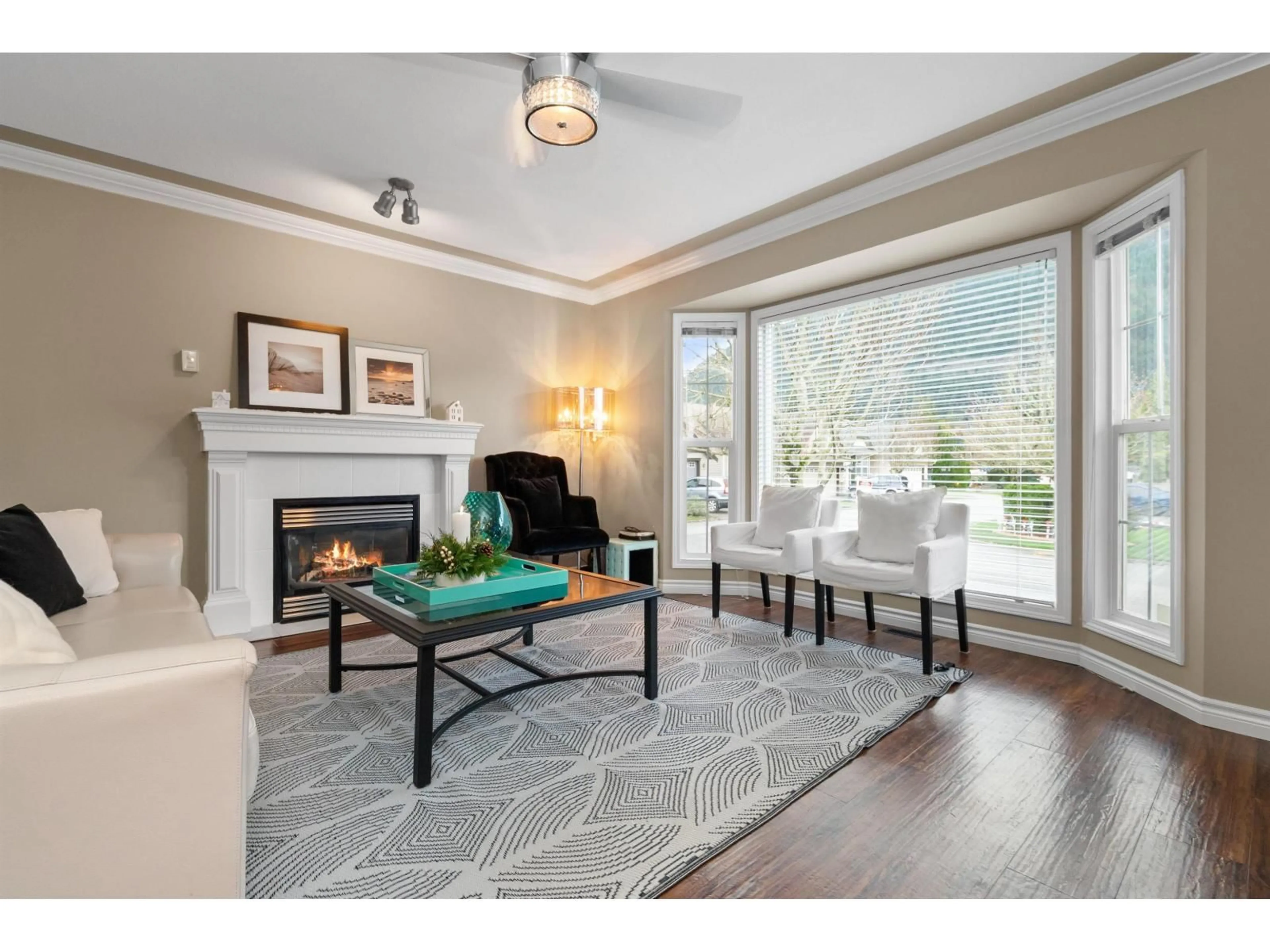 Living room with furniture, wood/laminate floor for 32 - 349 WALNUT AVENUE, Harrison Hot Springs British Columbia V0M1K0