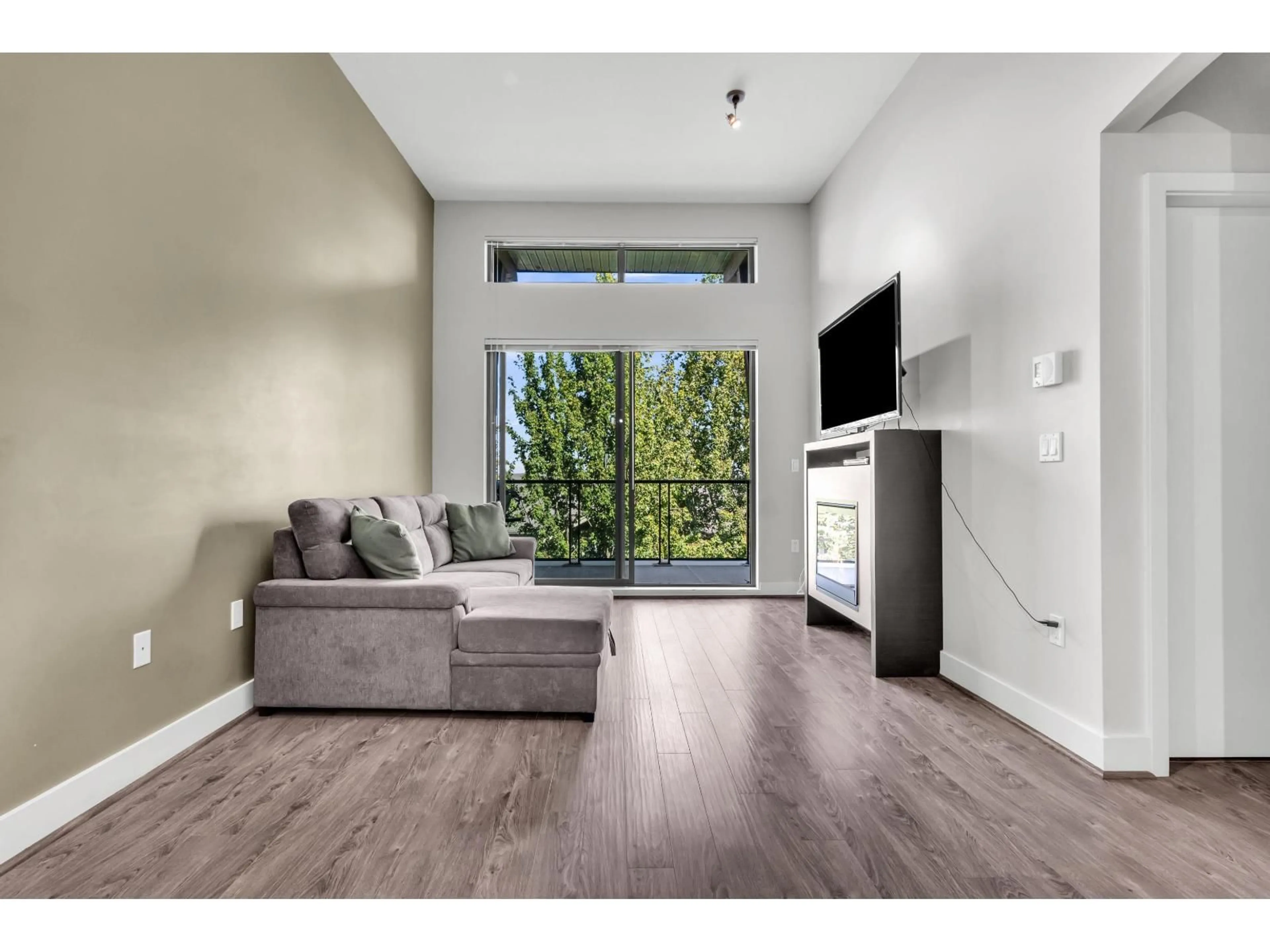 Living room with furniture, wood/laminate floor for 419 - 6688 120TH STREET, Surrey British Columbia V3W1T8