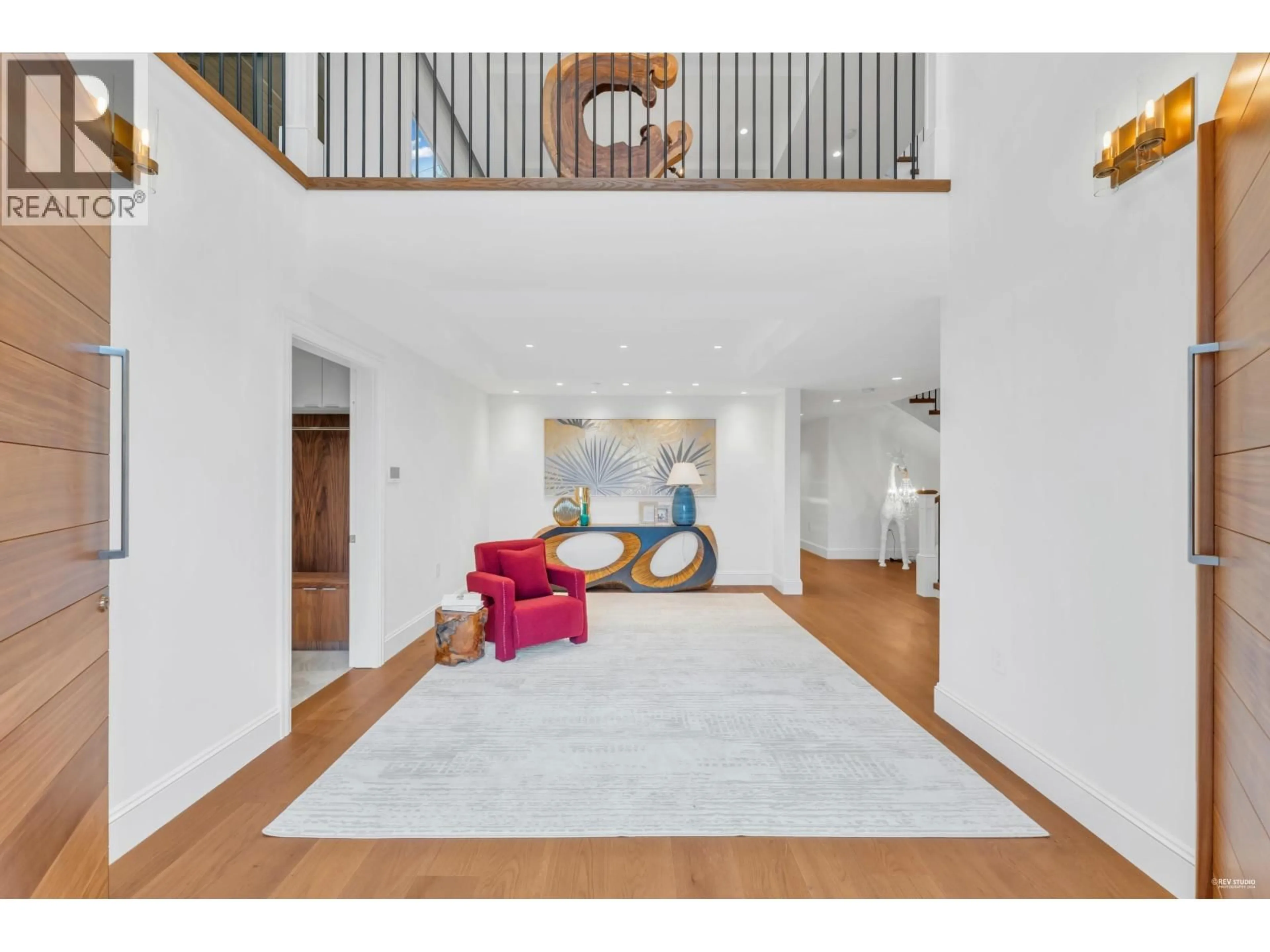 Indoor foyer for 565 ROBIN HOOD ROAD, West Vancouver British Columbia V7S1T4