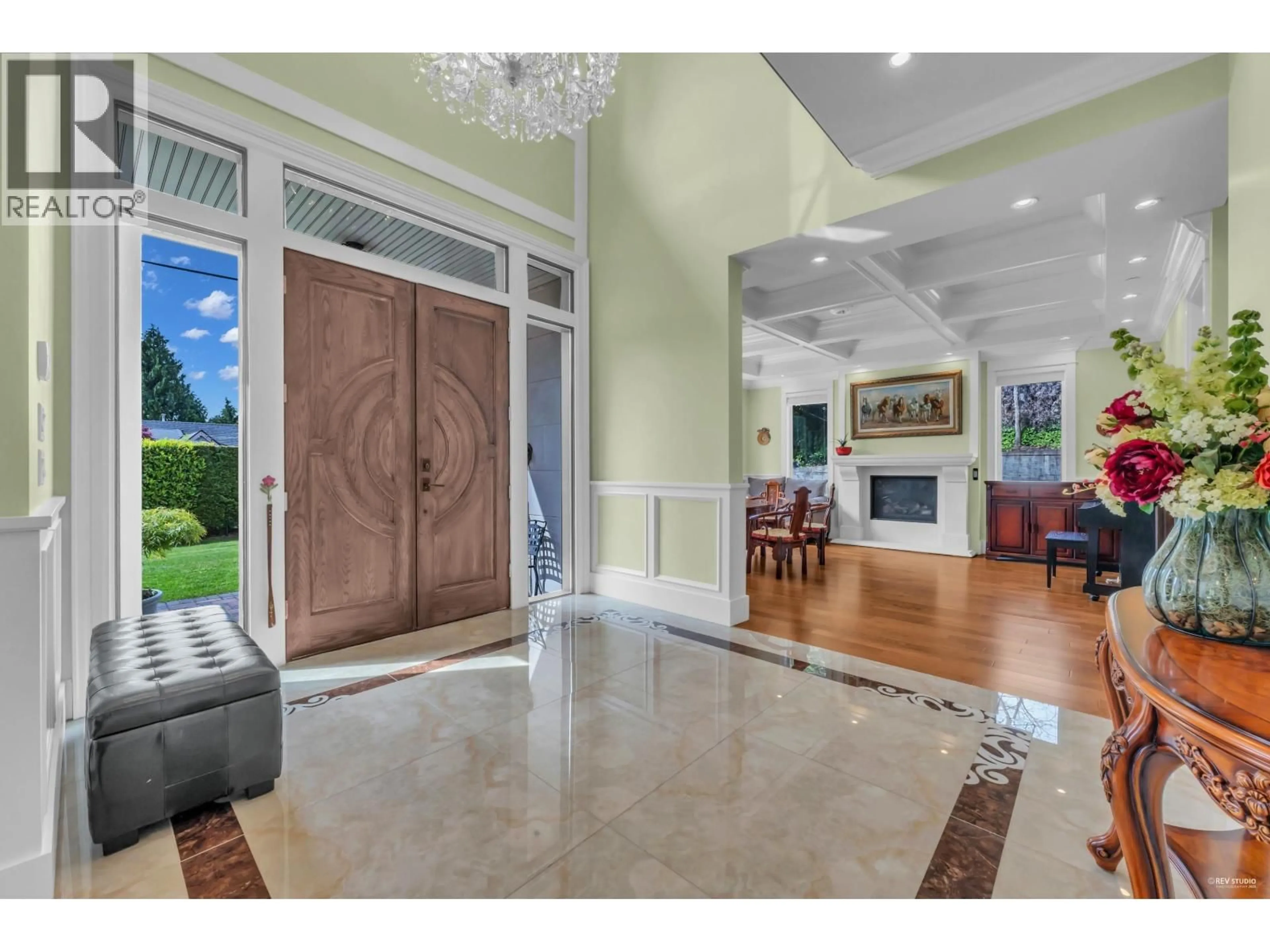 Indoor foyer for 1835 MATHERS AVENUE, West Vancouver British Columbia V7V2G6