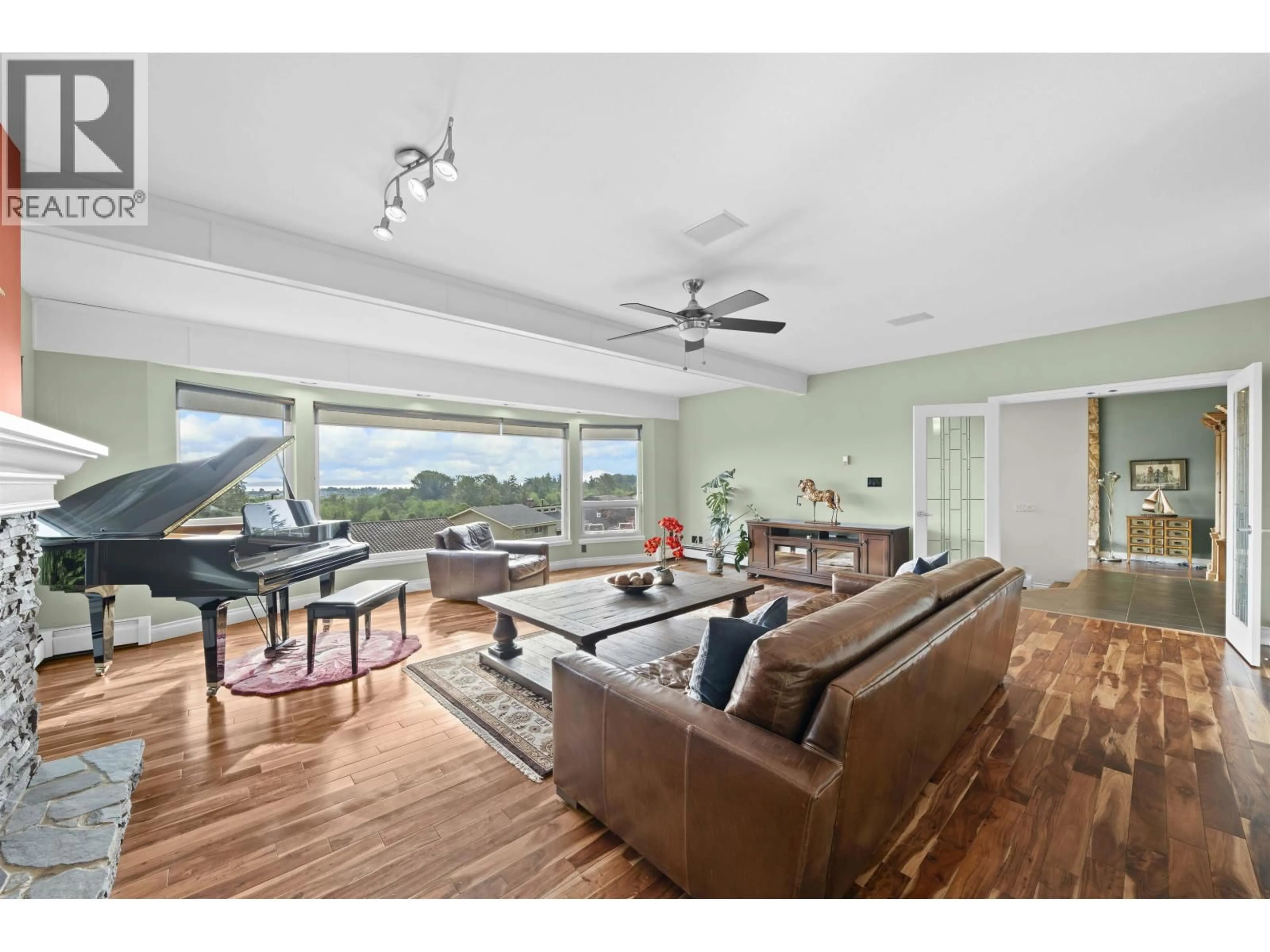 Living room with furniture, wood/laminate floor for 163 WOODLAND DRIVE, Tsawwassen British Columbia V4L2H7