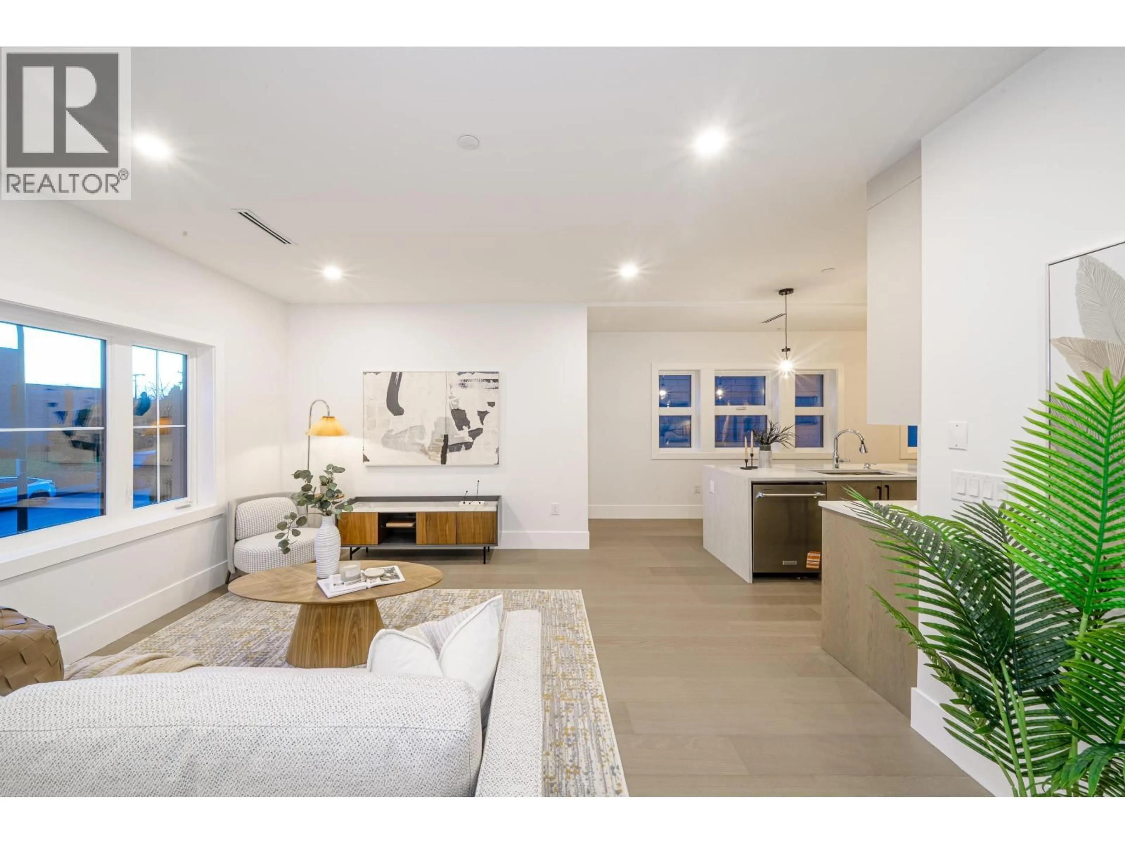 Living room with furniture, ceramic/tile floor for 2735 8TH AVENUE, Vancouver British Columbia V6K2B7