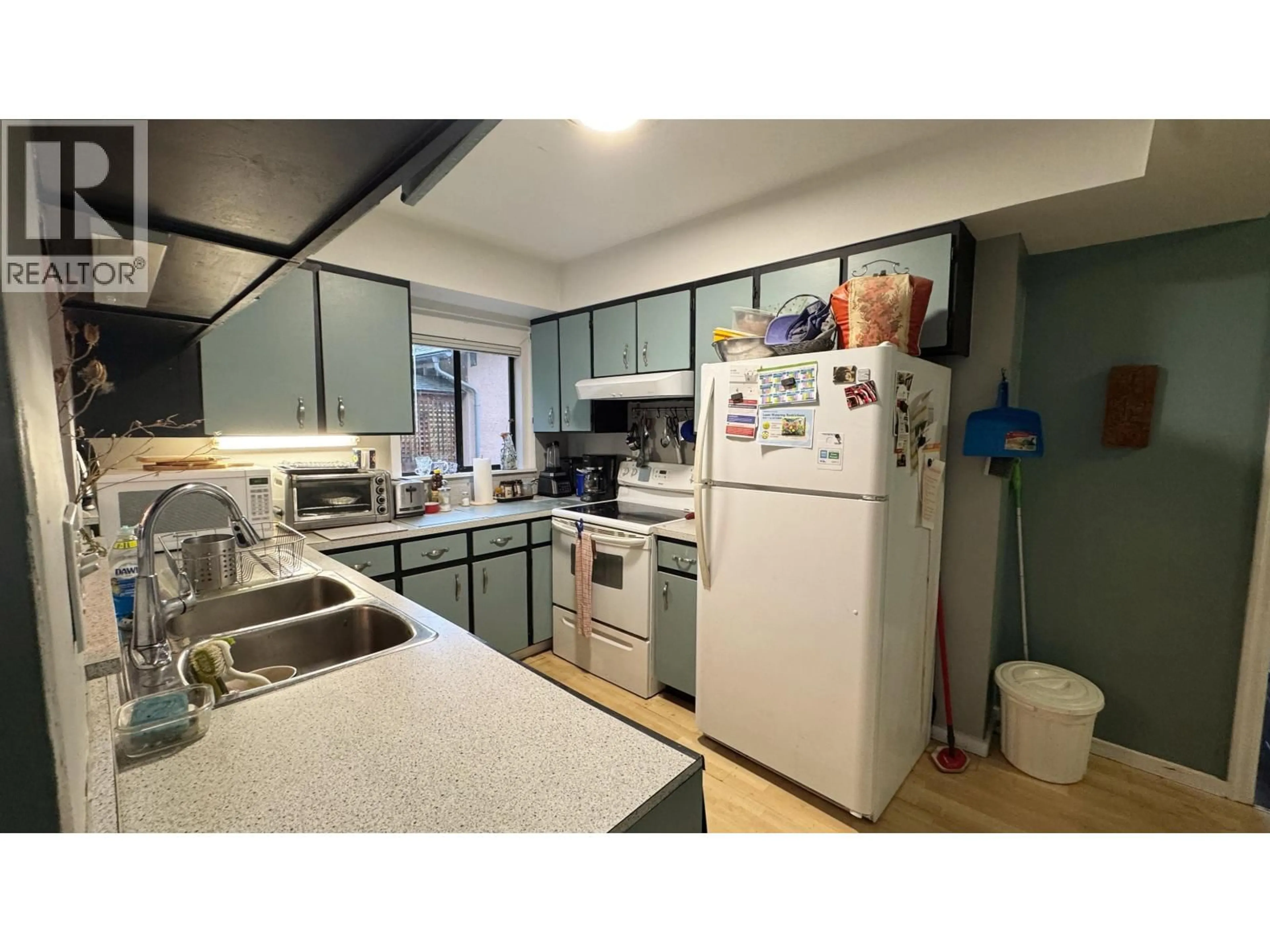 Standard kitchen, unknown for 2071 DEEP COVE ROAD, North Vancouver British Columbia V7G1S8