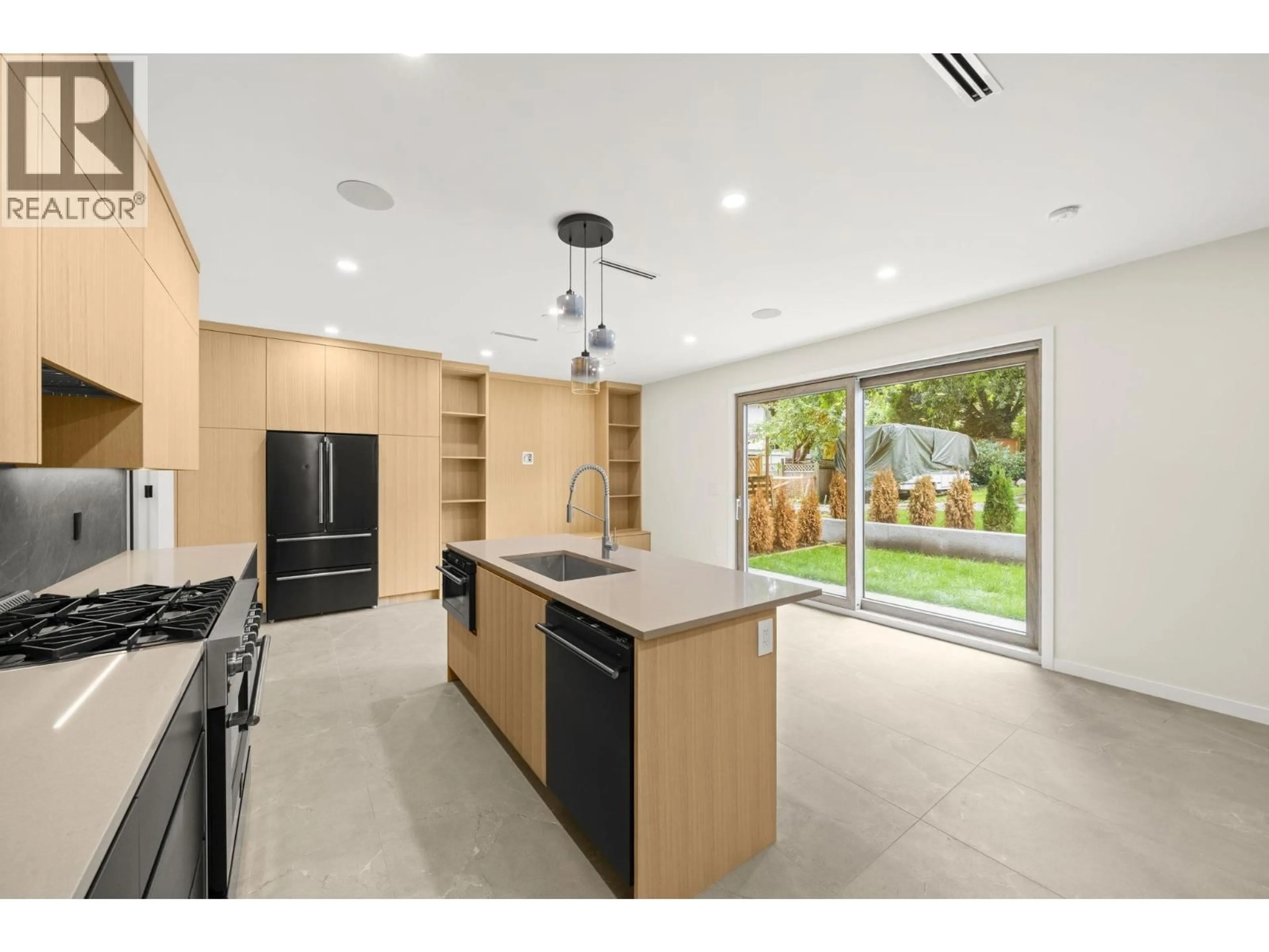 Open concept kitchen, ceramic/tile floor for 1 - 2091 20TH AVENUE, Vancouver British Columbia V5N2L1