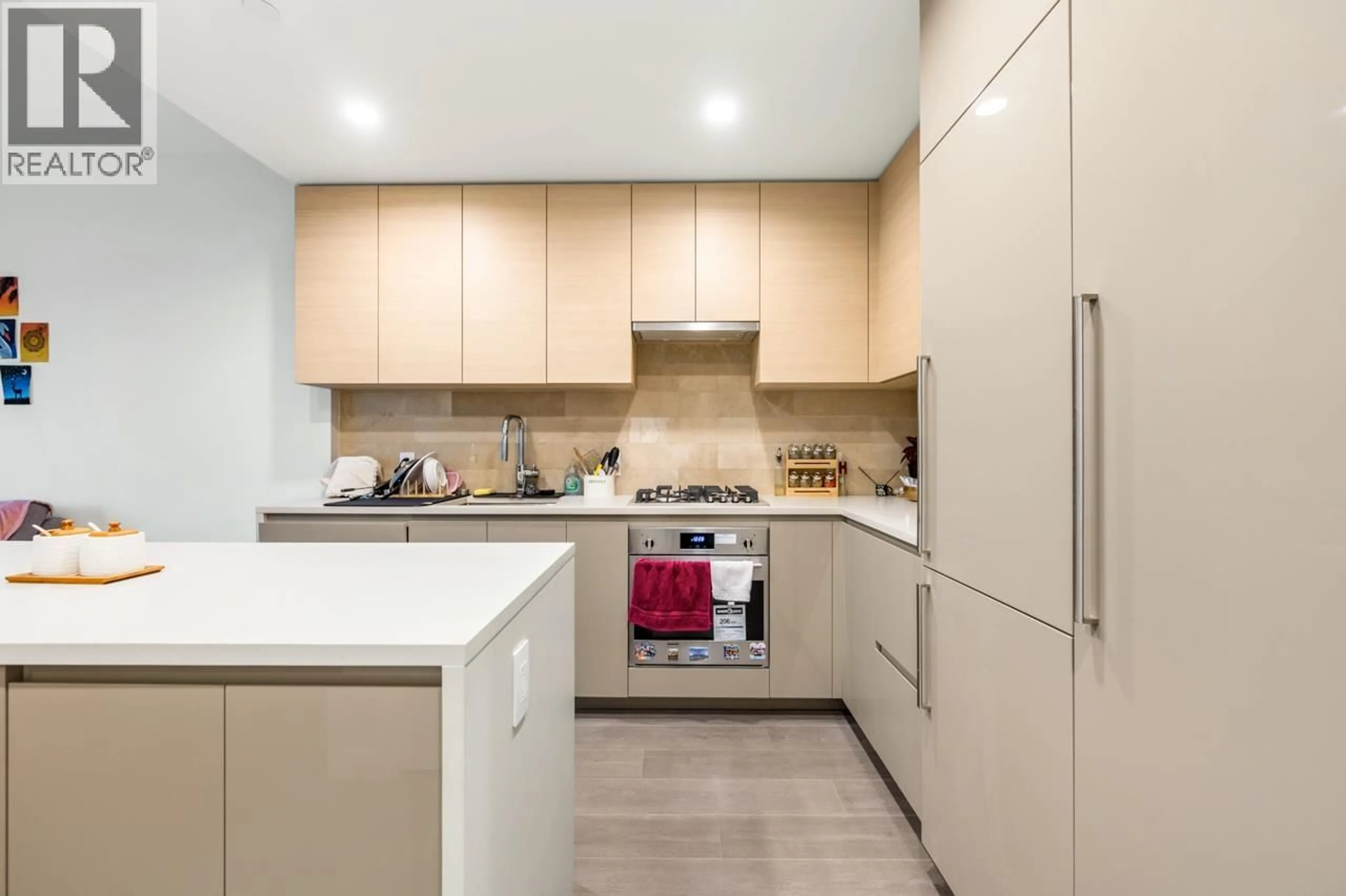 Standard kitchen, unknown for 912 - 2108 GILMORE AVENUE, Burnaby British Columbia V5C0N8