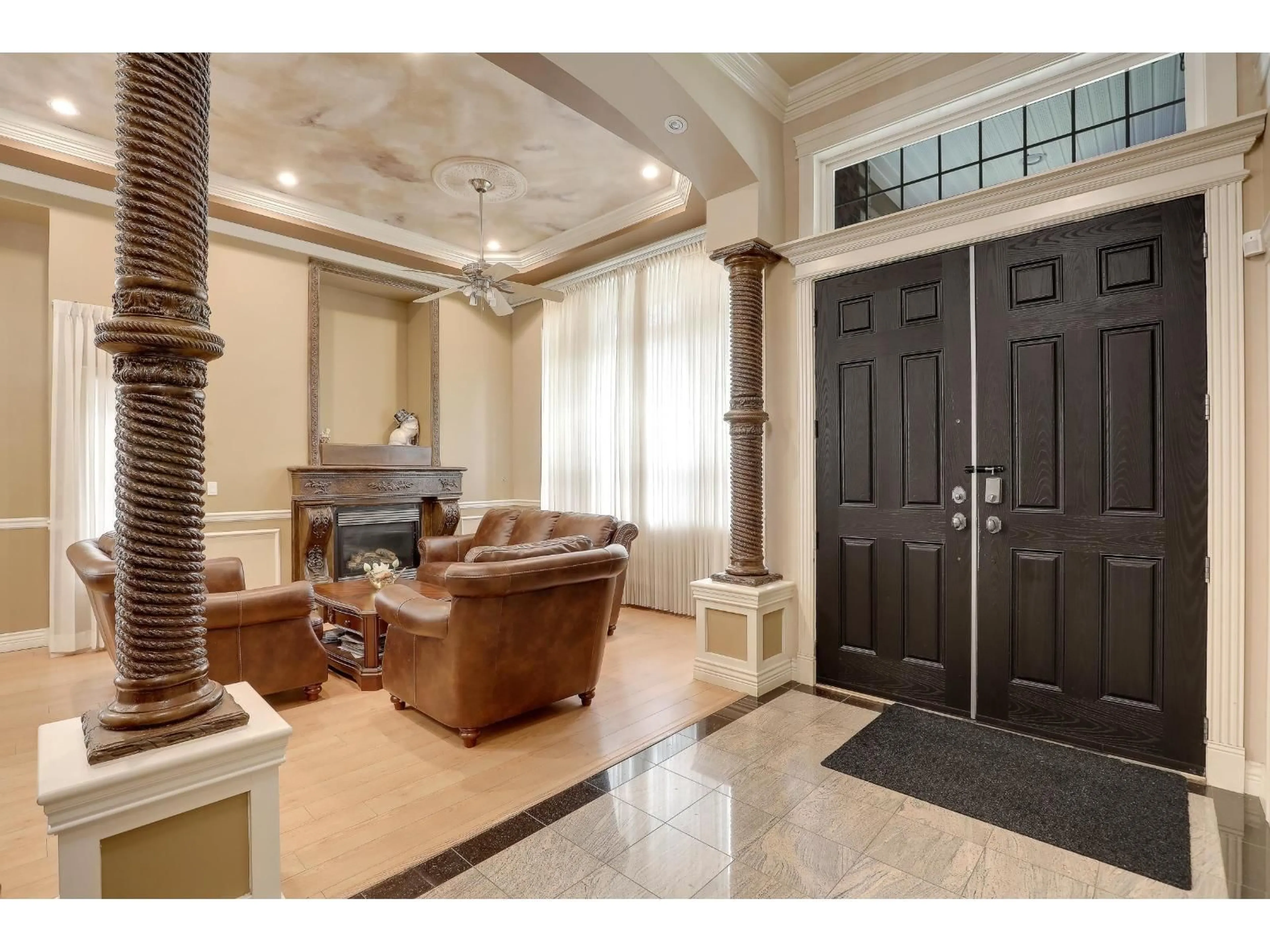 Indoor entryway for 14078 68 AVENUE, Surrey British Columbia V3W2H2