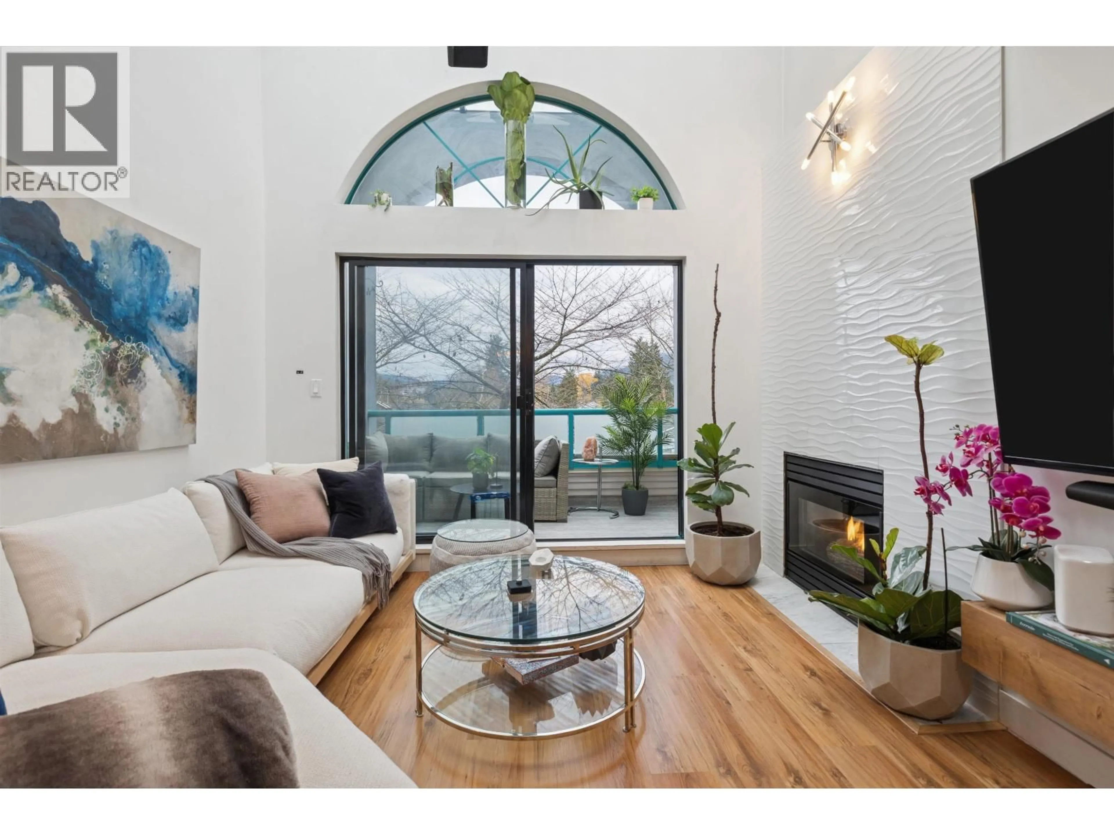 Living room with furniture, wood/laminate floor for 300 - 1966 COQUITLAM AVENUE, Port Coquitlam British Columbia V3B7P8