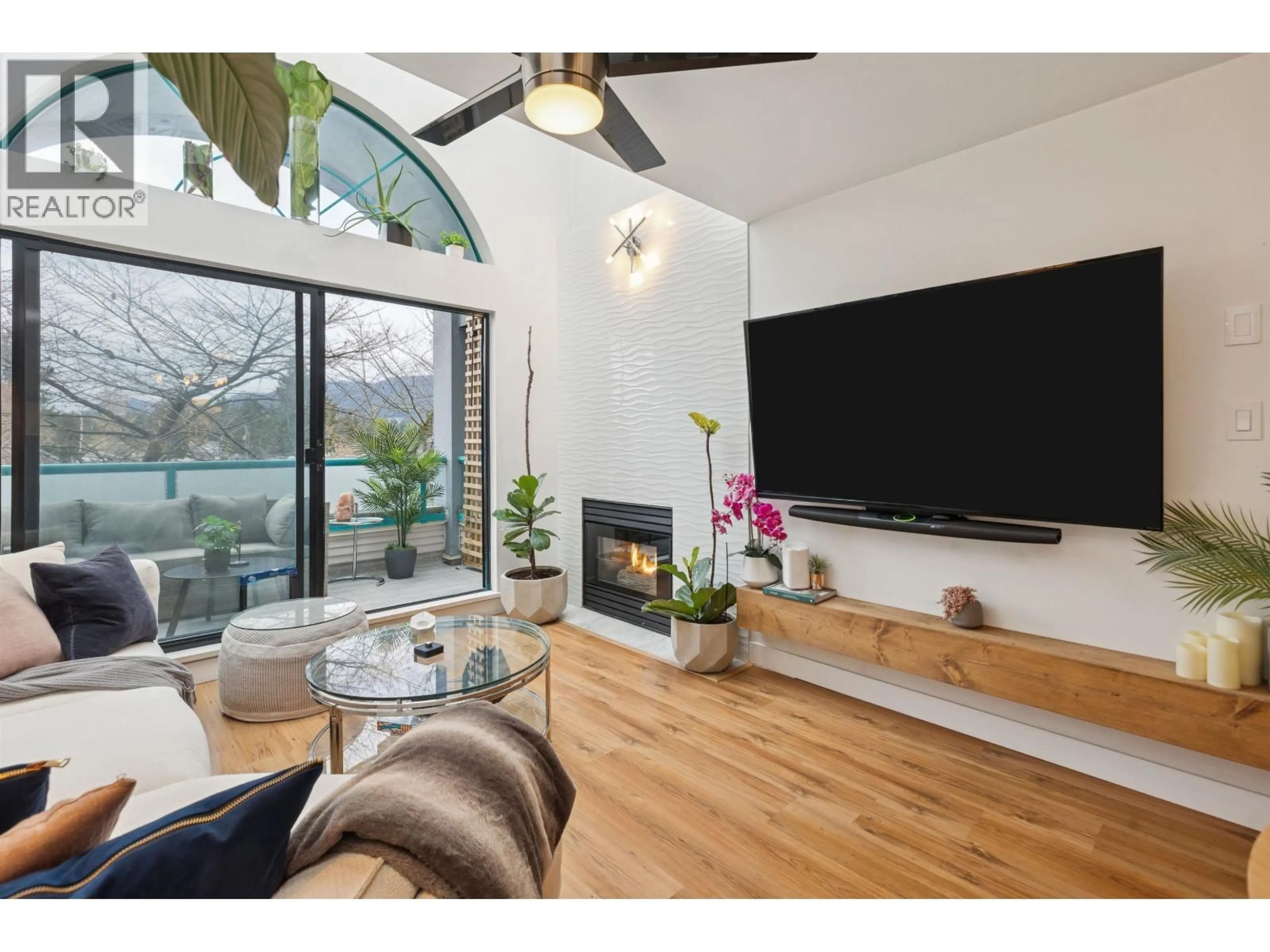 Living room with furniture, wood/laminate floor for 300 - 1966 COQUITLAM AVENUE, Port Coquitlam British Columbia V3B7P8